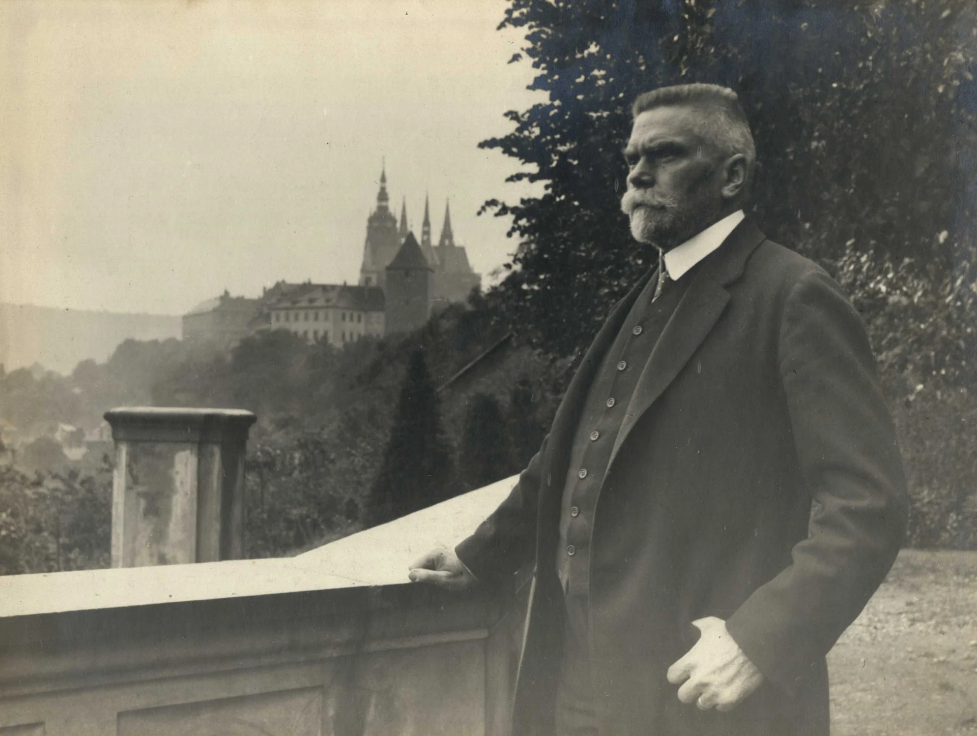 Náhledový obrázek předmětu Karel Kramář na terase