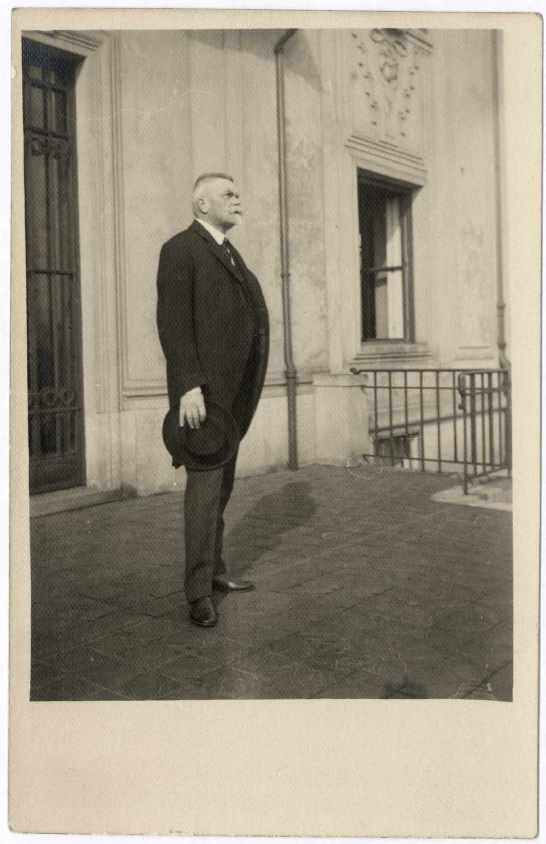 Náhledový obrázek Karel Kramář na terase vily v roce 1917 - 1