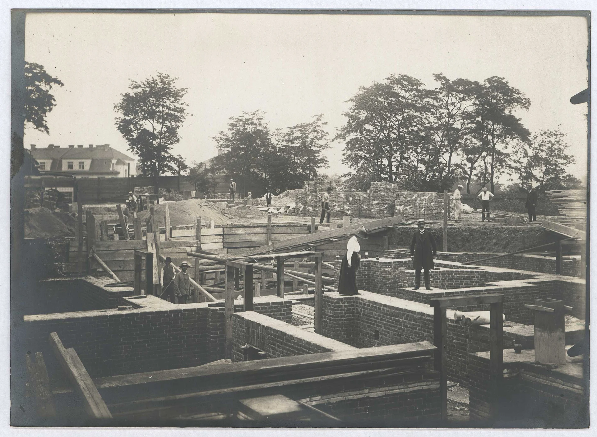 Náhledový obrázek předmětu Stavba základů vily v roce 1912