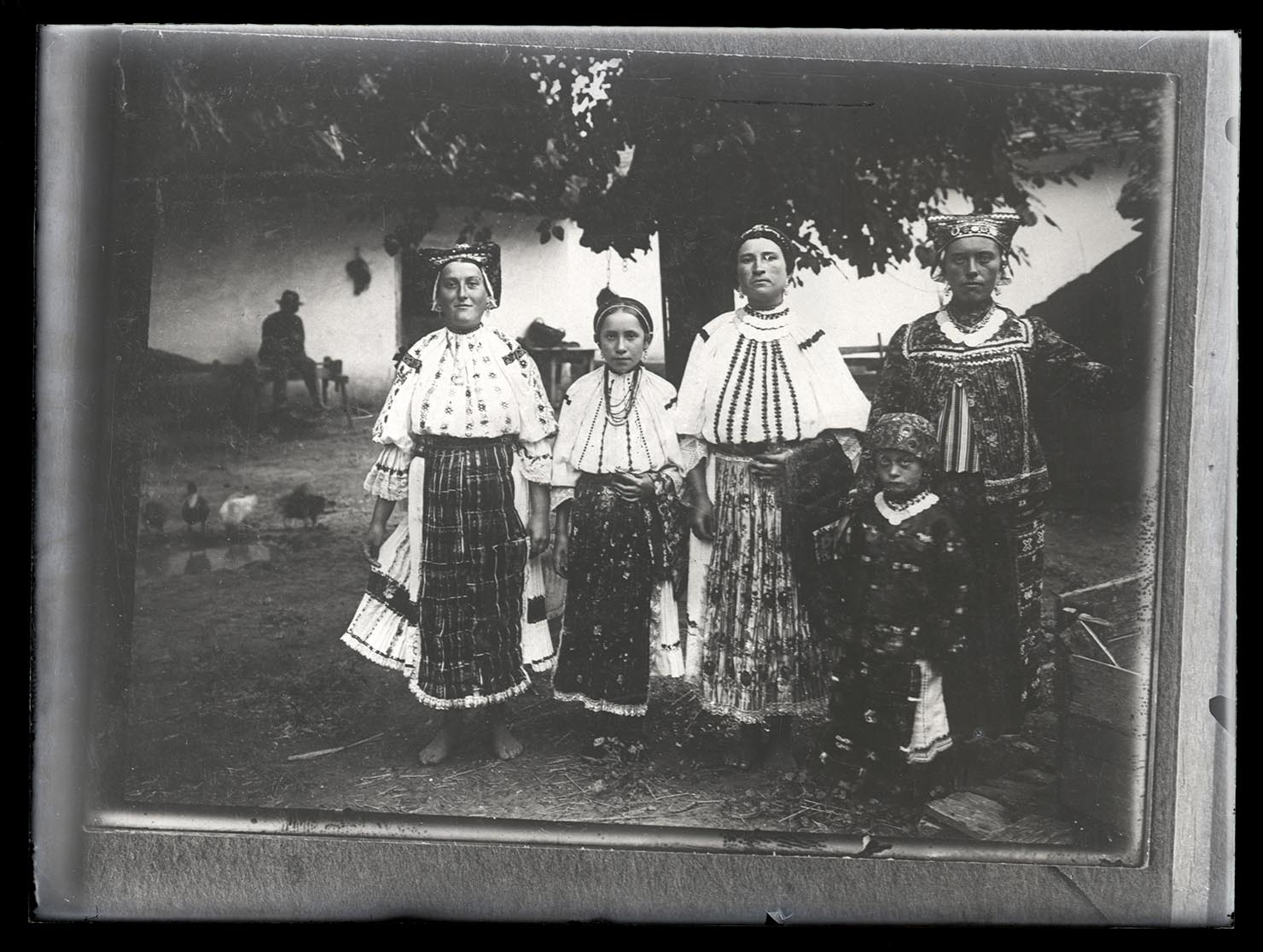 Náhledový obrázek Tři ženy a dvě dívky v tradičních polosvátečních krojích (kroje, dle fotografie vypůjčených z Budapešti) (stejná s OAE_n11042). - 1