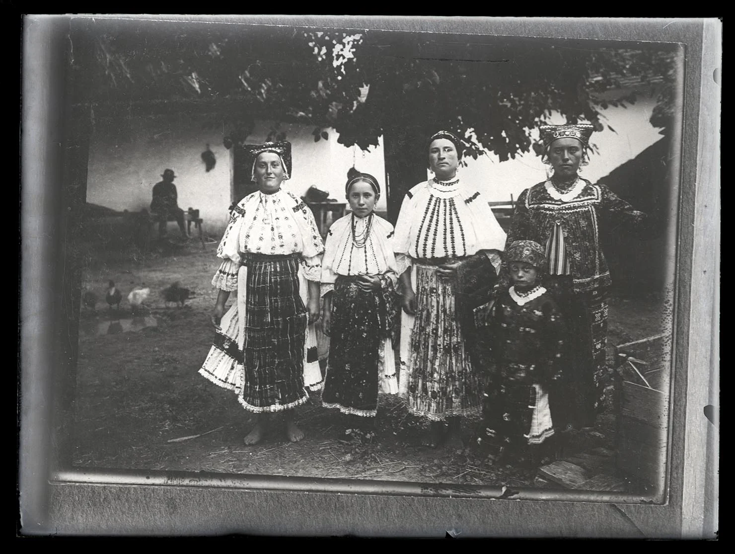 Náhledový obrázek předmětu Tři ženy a dvě dívky v tradičních polosvátečních krojích (kroje, dle fotografie vypůjčených z Budapešti) (stejná s OAE_n11042).