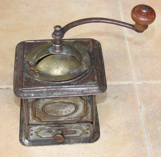 Náhledový obrázek předmětu Plechový mlýnek na kávu Leinbrock´s Patent No. 0