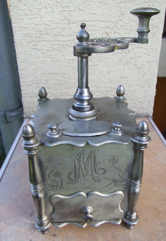 Náhledový obrázek Kovový mlýnek na kávu s monogramem MM - 1