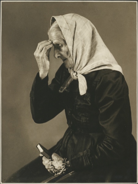 Náhledový obrázek Modlící se stařenka - 1