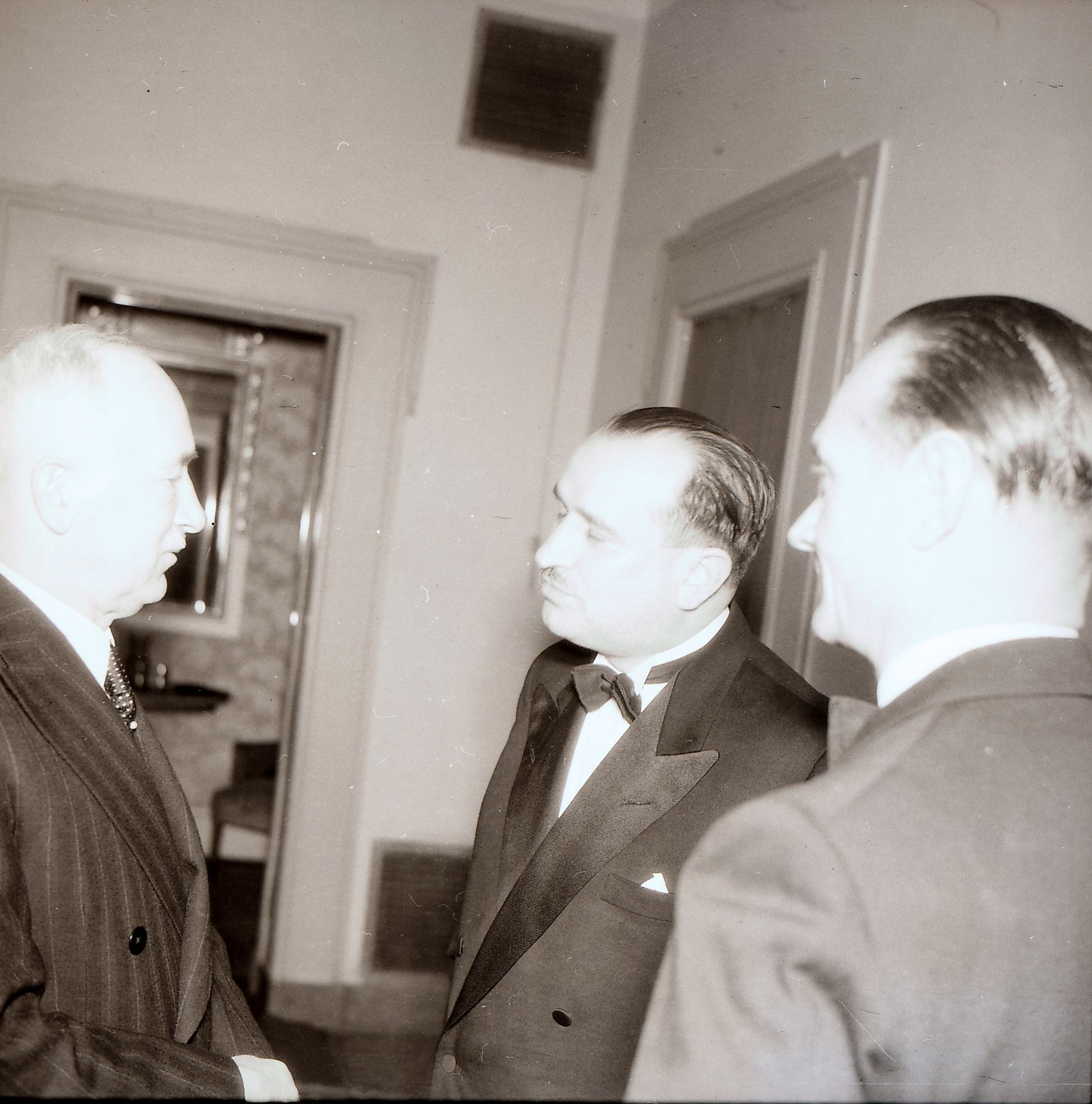 Náhledový obrázek prezident Edvard Beneš na premiéře ve Vinohradském divadle - 1