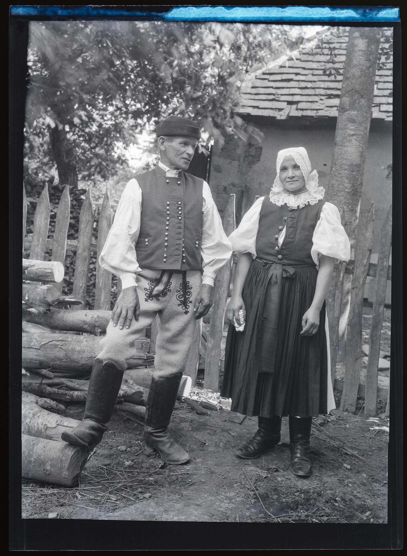 Náhledový obrázek Muž a žena v kroji - 1