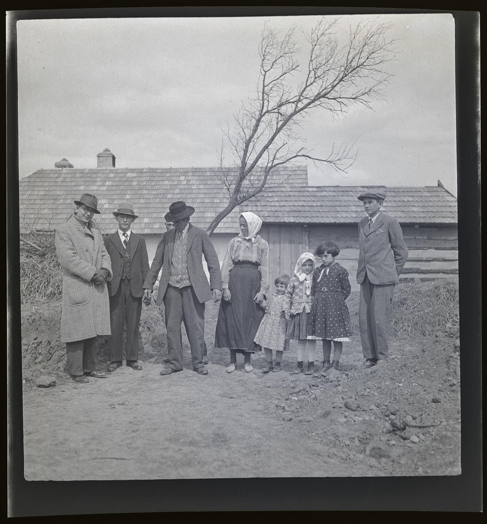 Náhledový obrázek Vykopávky H. Lansfelda v Košolné. Řed keram. školy a jeden učitel - 1