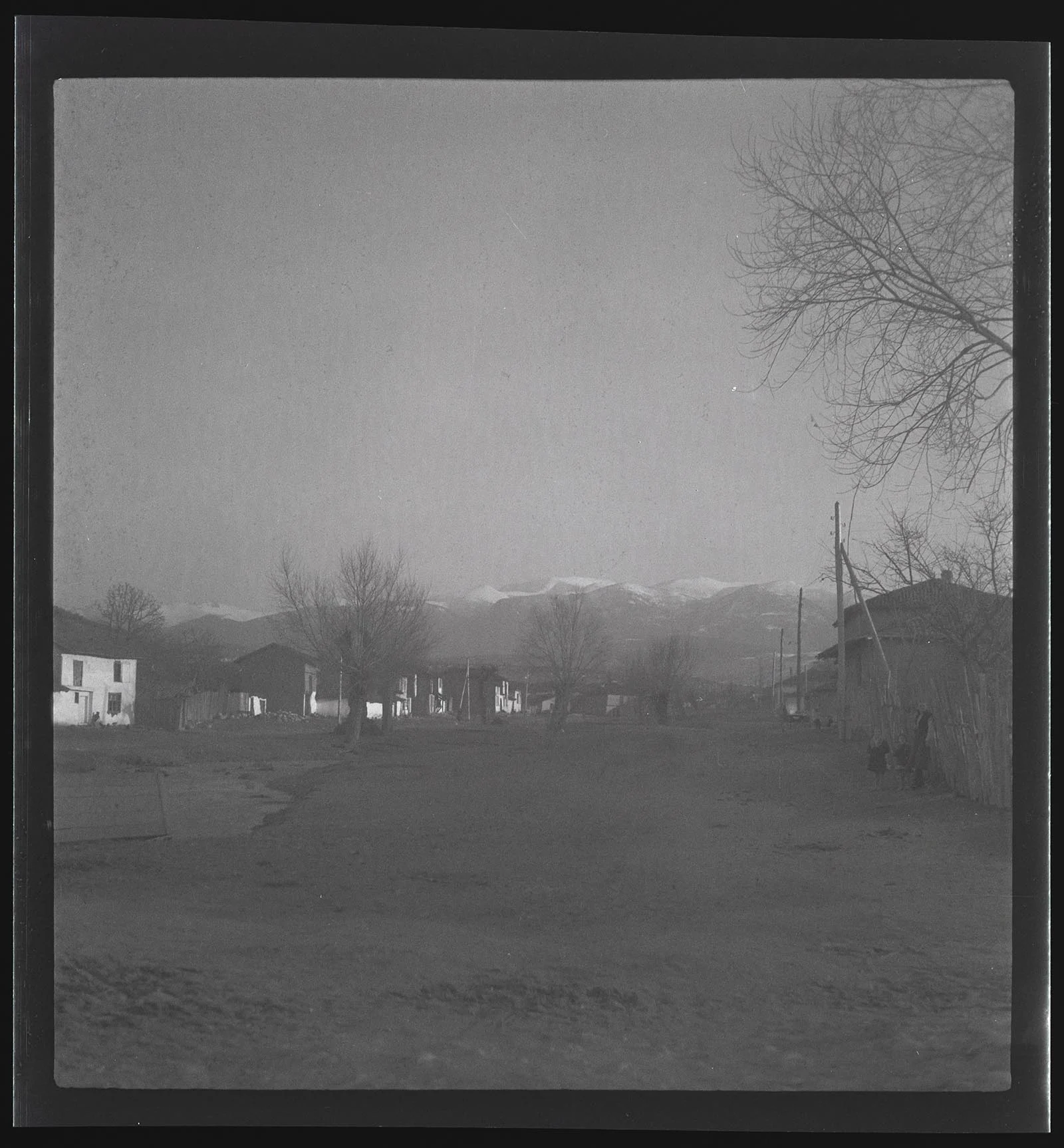 Obrázek Pohled na vesnici, v pozadí pohoří