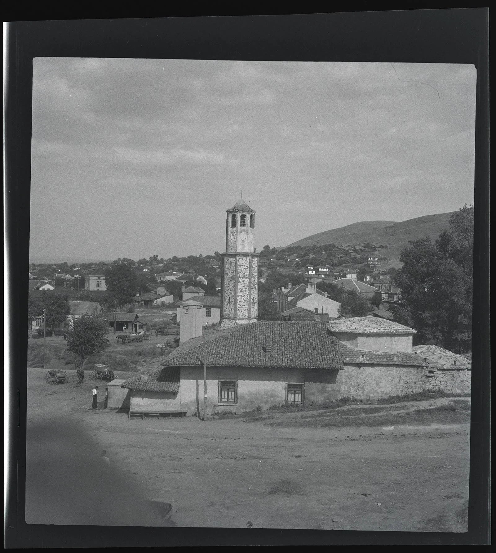 Obrázek Pohled na vesnici se zvonicí