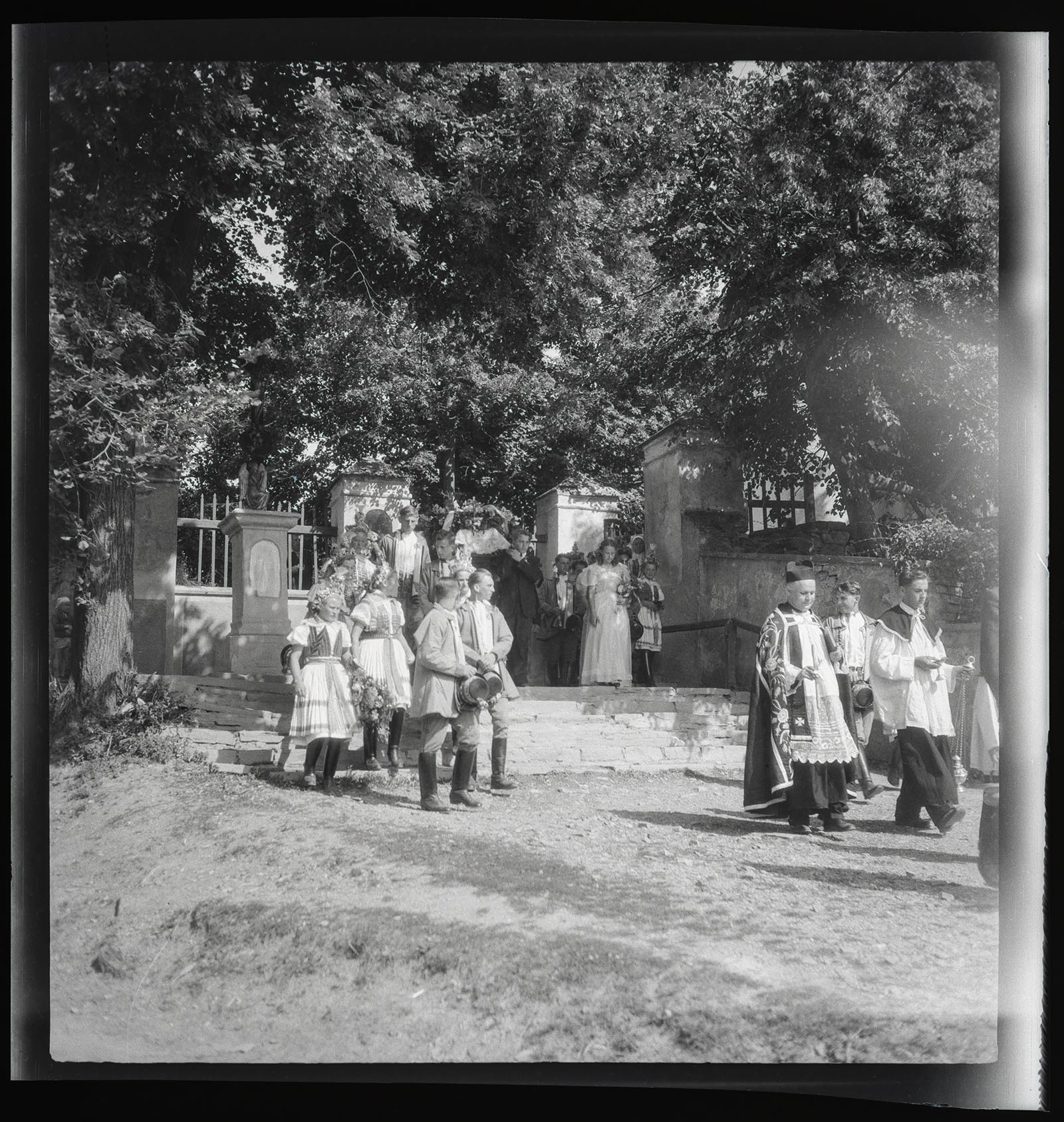 Náhledový obrázek Věřící před kostelem - 1