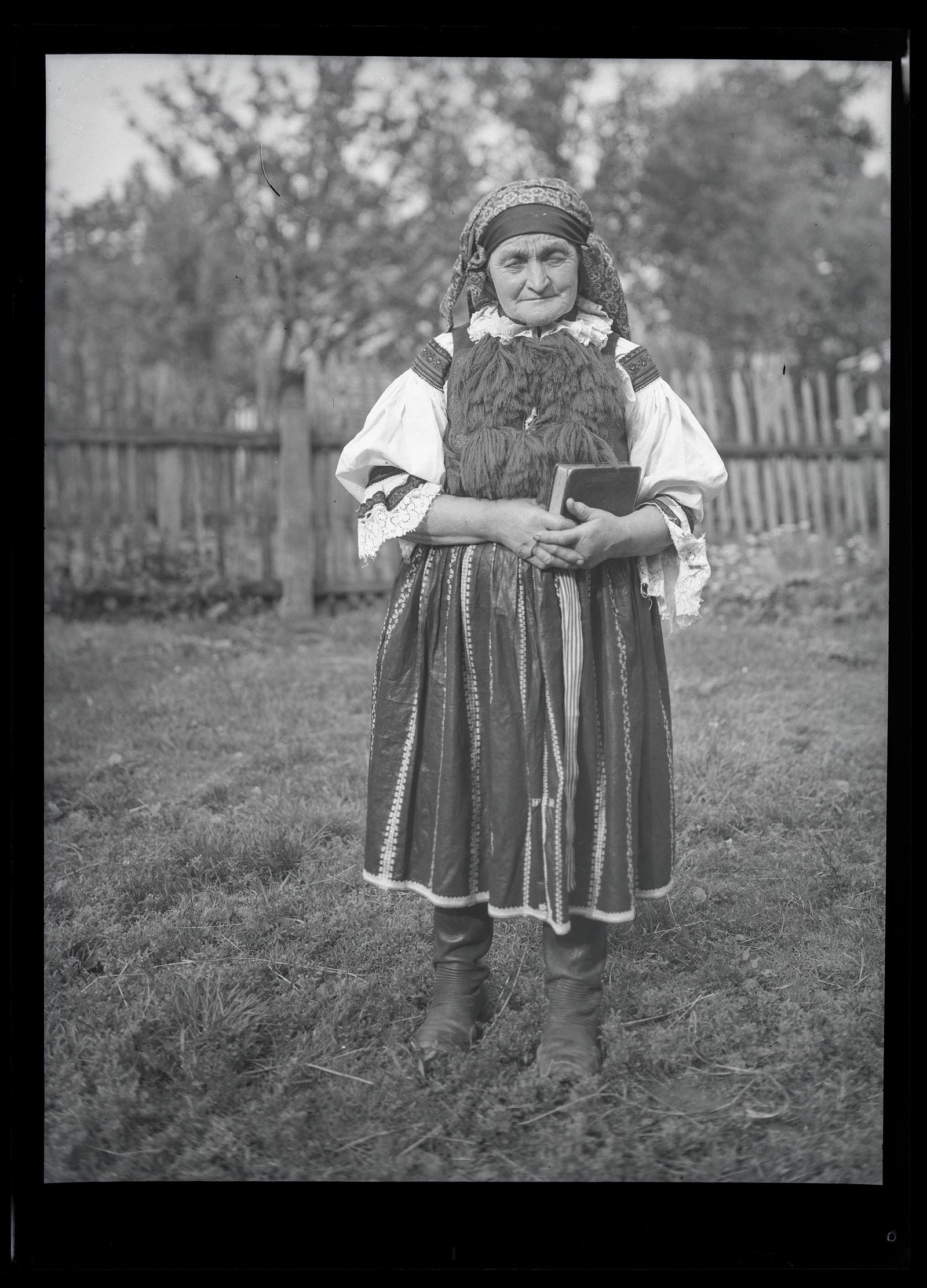 Náhledový obrázek Žena ve vlčnovském kroji - 1