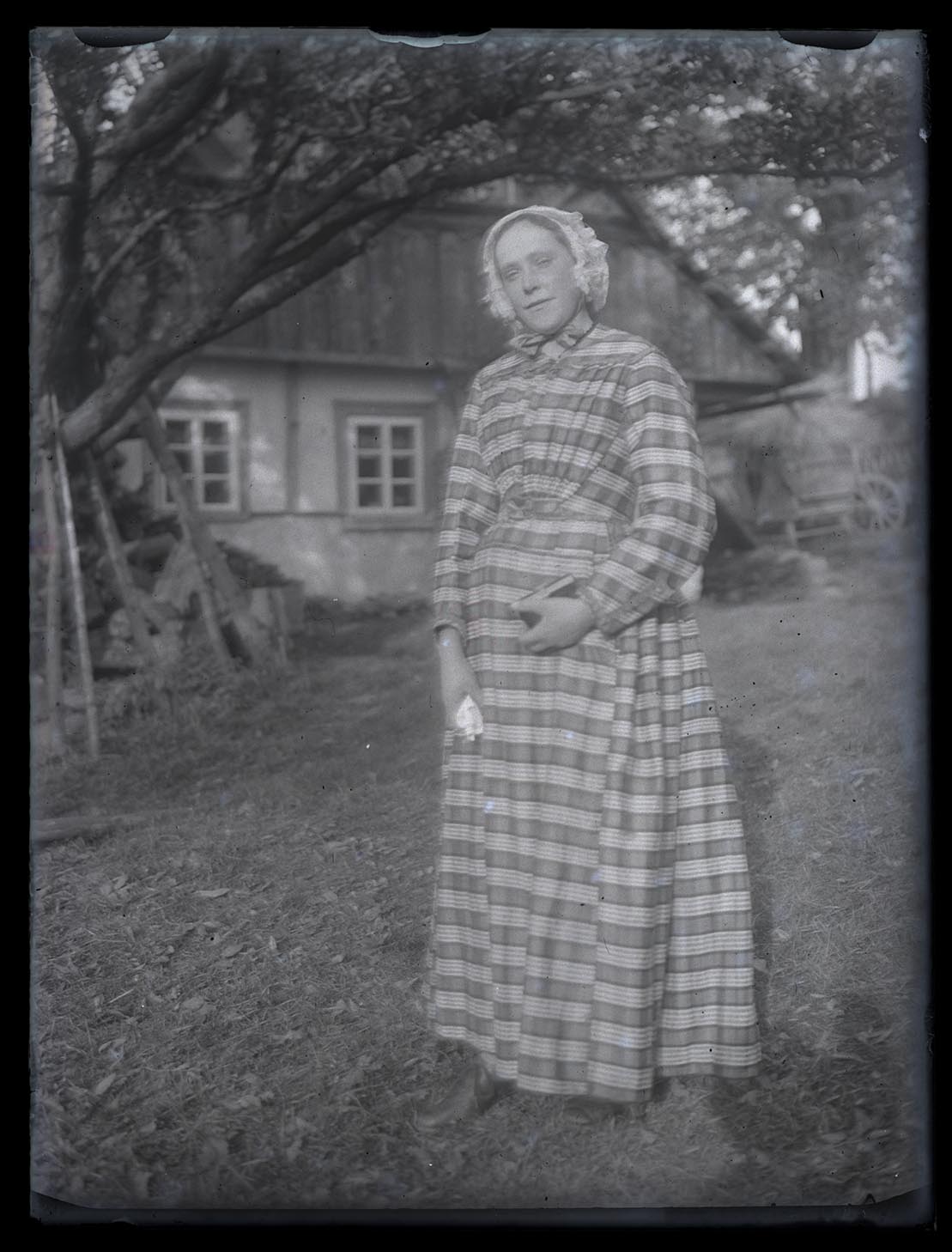 Náhledový obrázek Žena před domem - 1