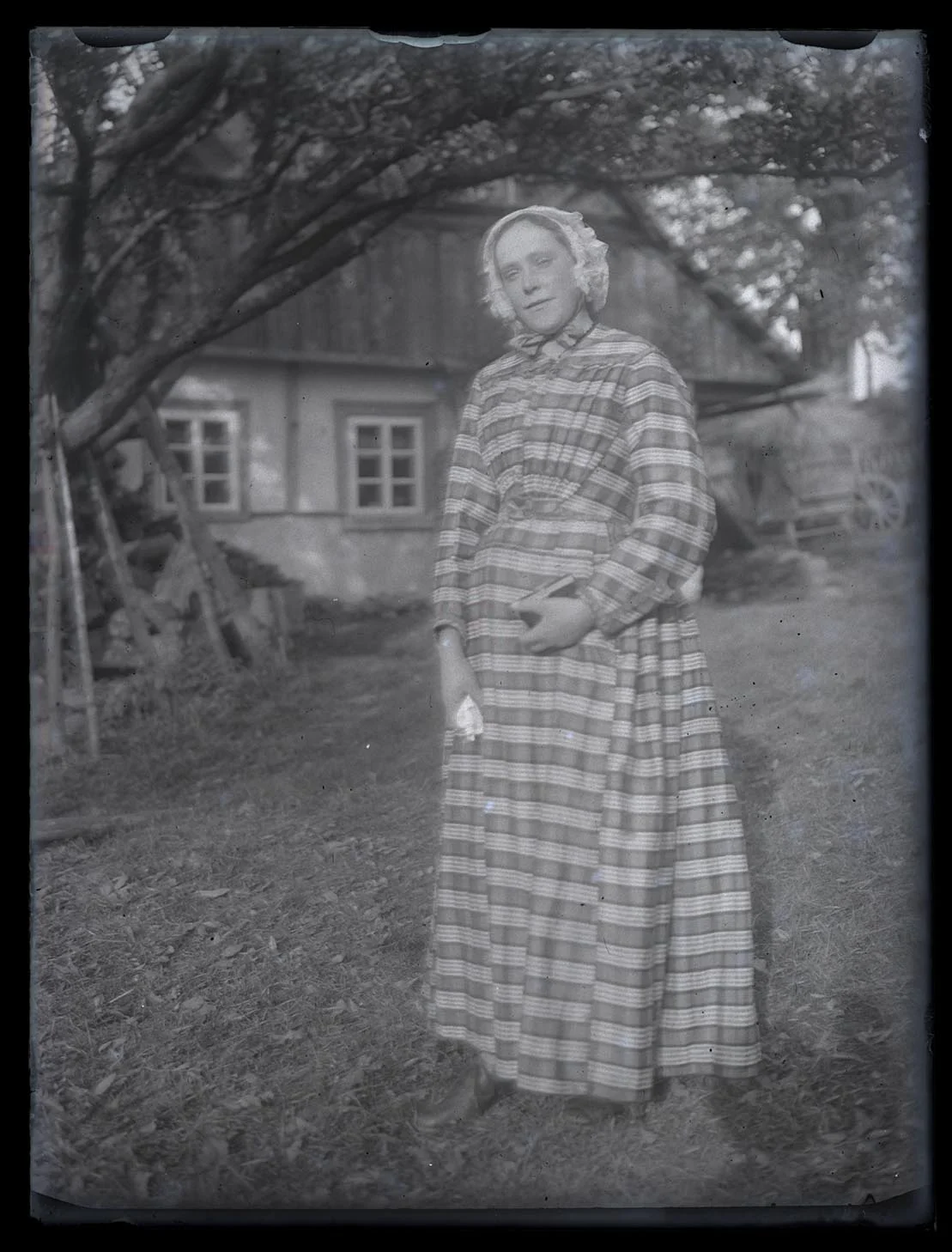 Obrázek Žena před domem