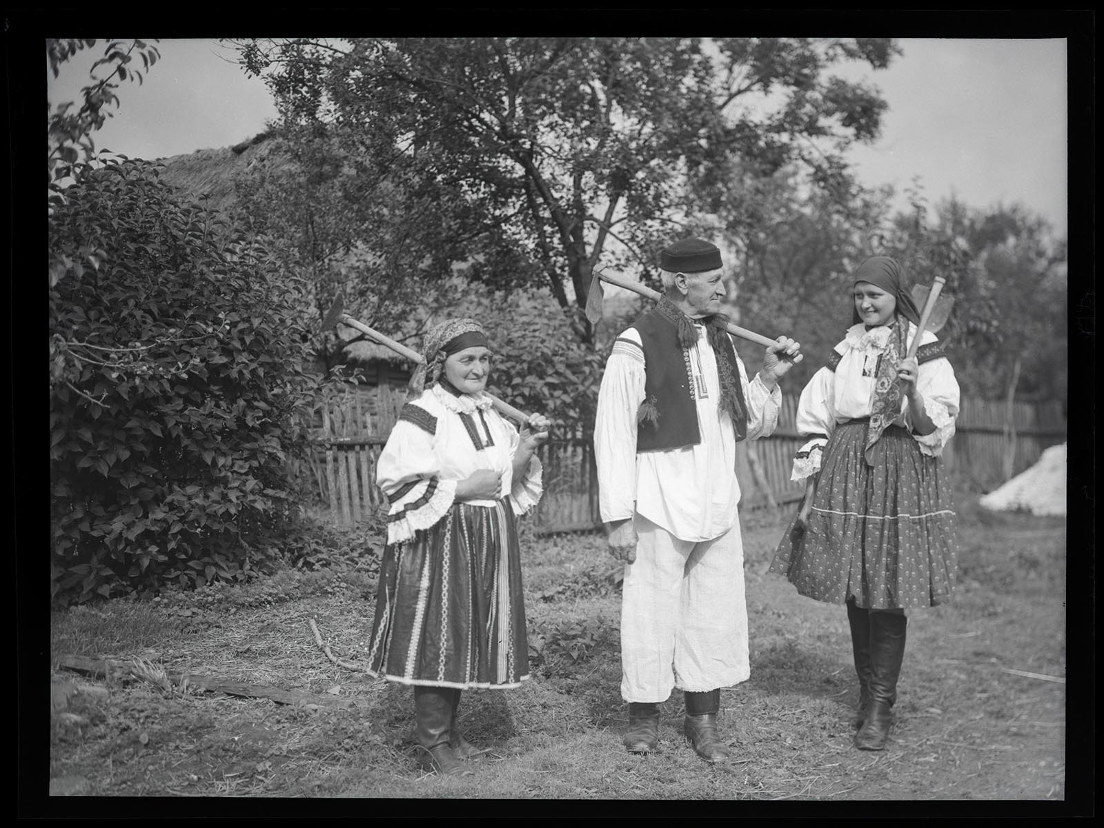 Náhledový obrázek Ženy a muž ve vlčnovském kroji - 1