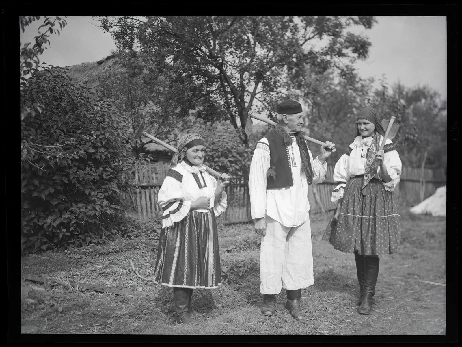 Obrázek Ženy a muž ve vlčnovském kroji