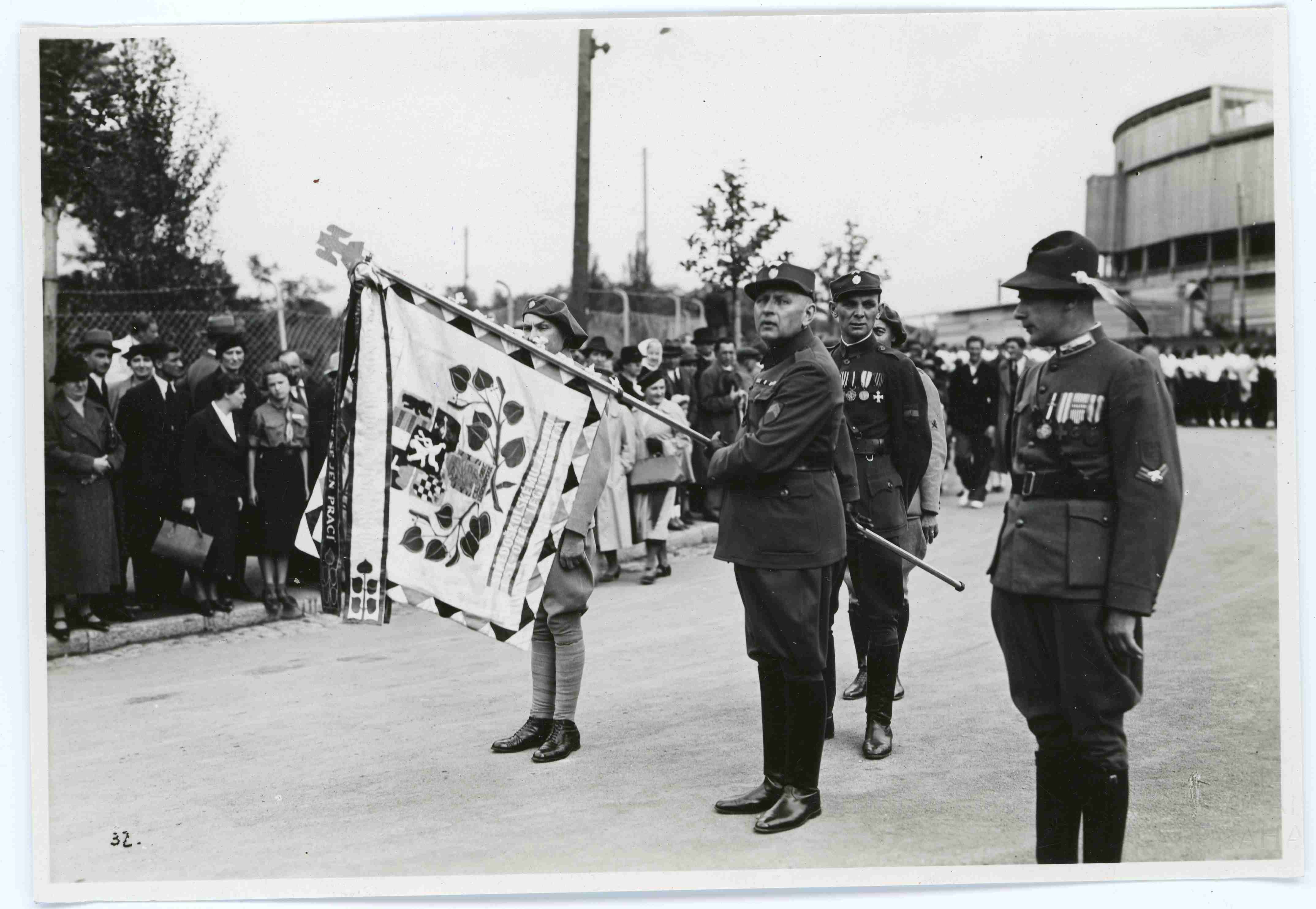Náhledový obrázek Předání vlajky Československou obcí legionářskou - 1