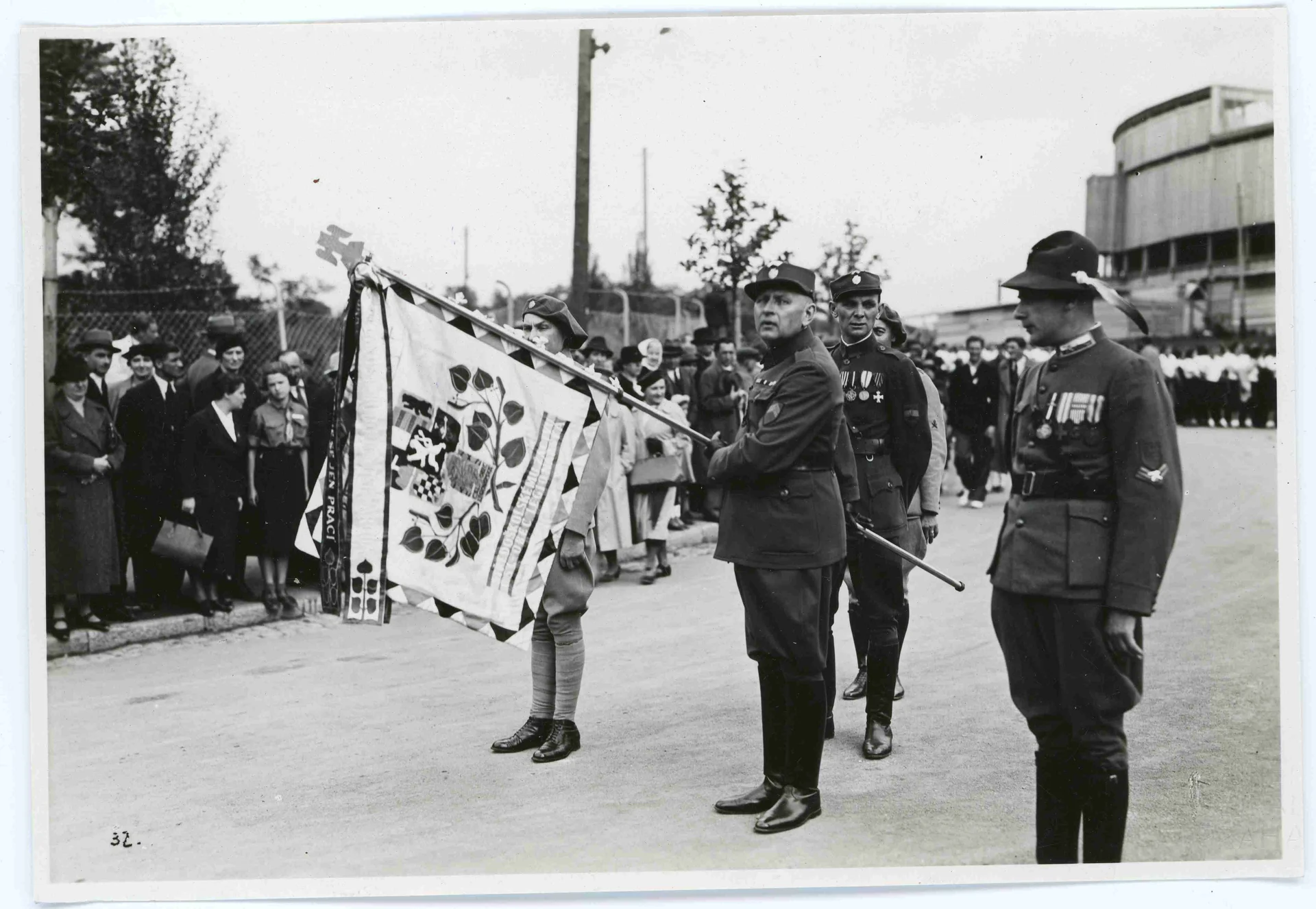 Obrázek Předání vlajky Československou obcí legionářskou
