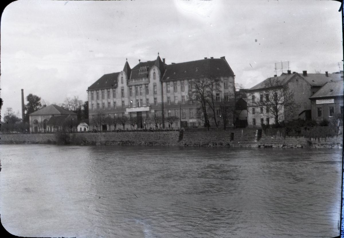 Náhledový obrázek Užhorod, nová měšťanská škola - 1
