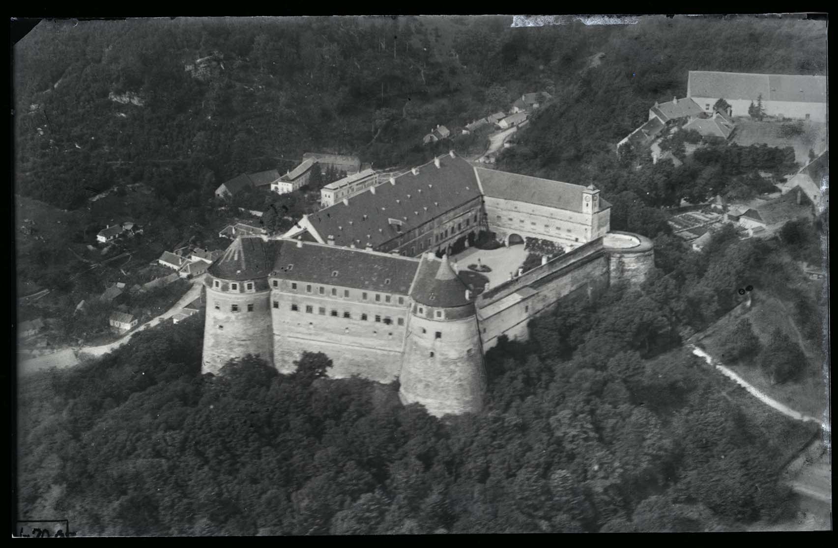 Náhledový obrázek Hrad Červený Kameň - 1