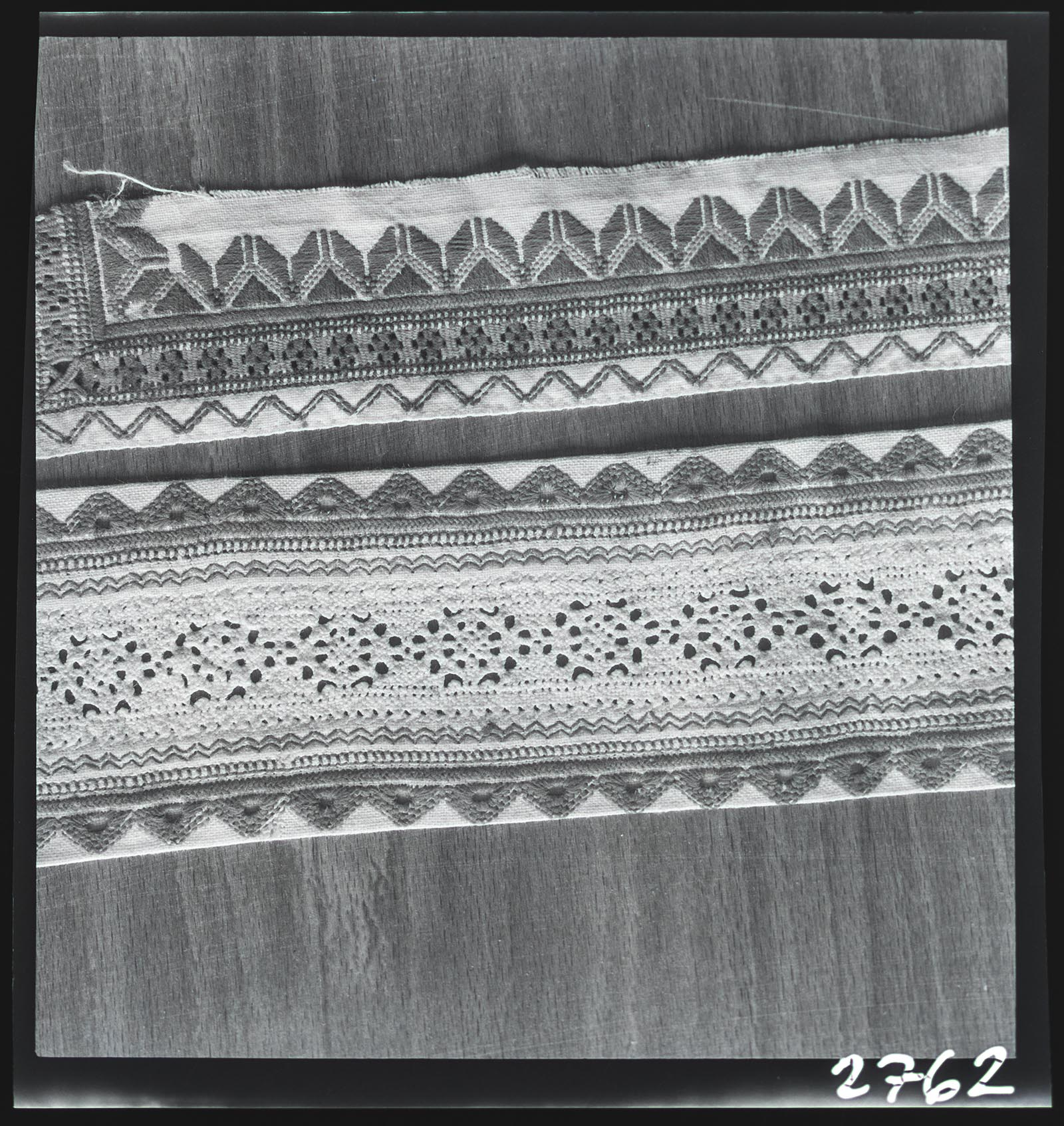 Náhledový obrázek Textilie, detail výšivky - 1