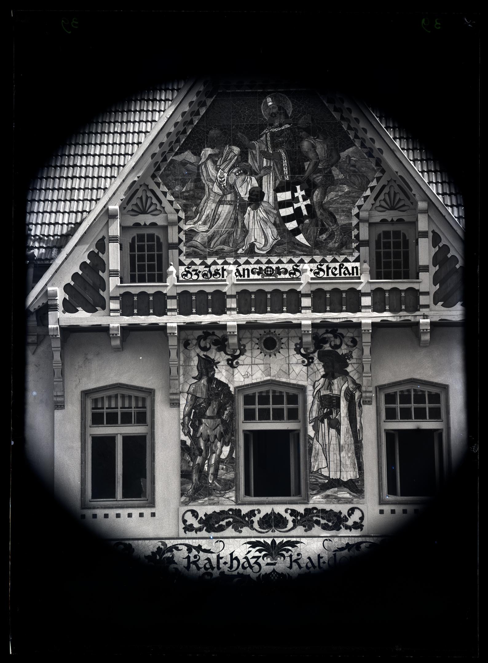 Náhledový obrázek Detail facady spol. domu v Uh. Skalici - arch. Jurkovič (Fotogr. teleobj.) arch. Jurkovič z roku 1904, dnešní Záhorské muzeum, reprez. průčelí, fig. výzdoba od M. Alše. - 1