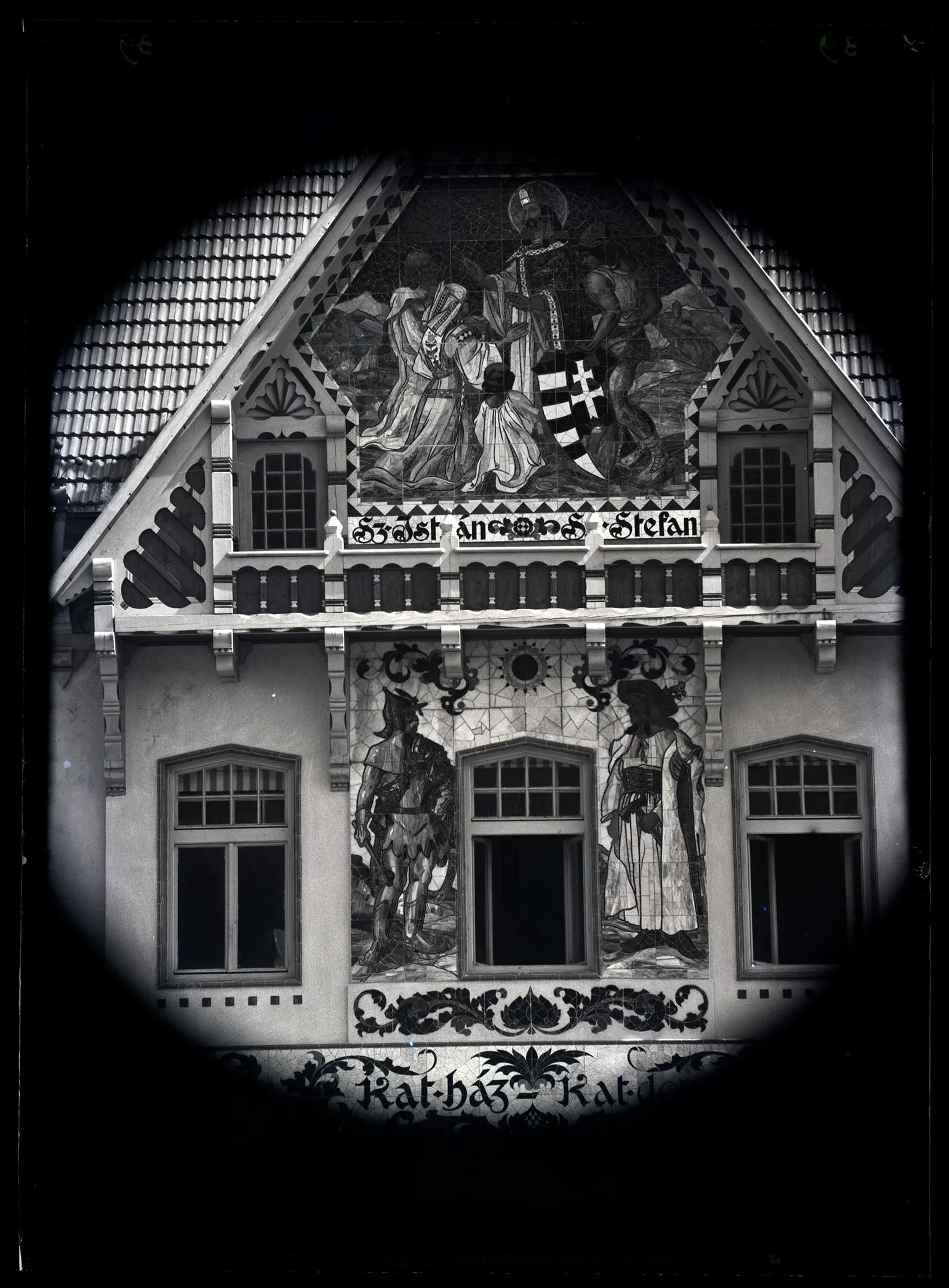 Obrázek Detail facady spol. domu v Uh. Skalici - arch. Jurkovič (Fotogr. teleobj.) arch. Jurkovič z roku 1904, dnešní Záhorské muzeum, reprez. průčelí, fig. výzdoba od M. Alše.