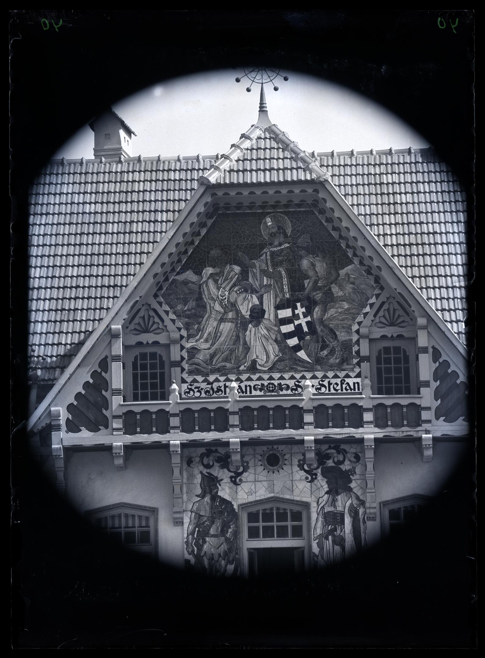 Náhledový obrázek Detail facady spol. domu v Uh. Skalici - arch. Jurkovič (Fotogr. teleobj.), arch. Jurkovič z roku 1904, dnešní Záhorské muzeum, reprez. průčelí, fig. výzdoba od M. Alše. - 1