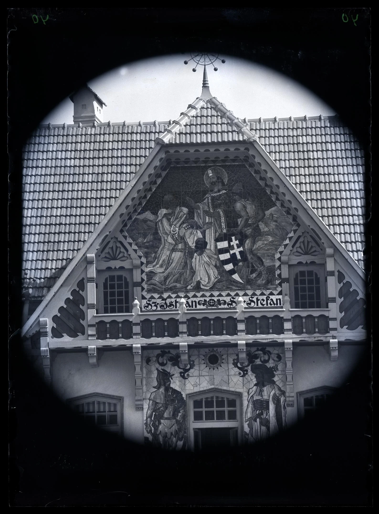 Obrázek Detail facady spol. domu v Uh. Skalici - arch. Jurkovič (Fotogr. teleobj.), arch. Jurkovič z roku 1904, dnešní Záhorské muzeum, reprez. průčelí, fig. výzdoba od M. Alše.