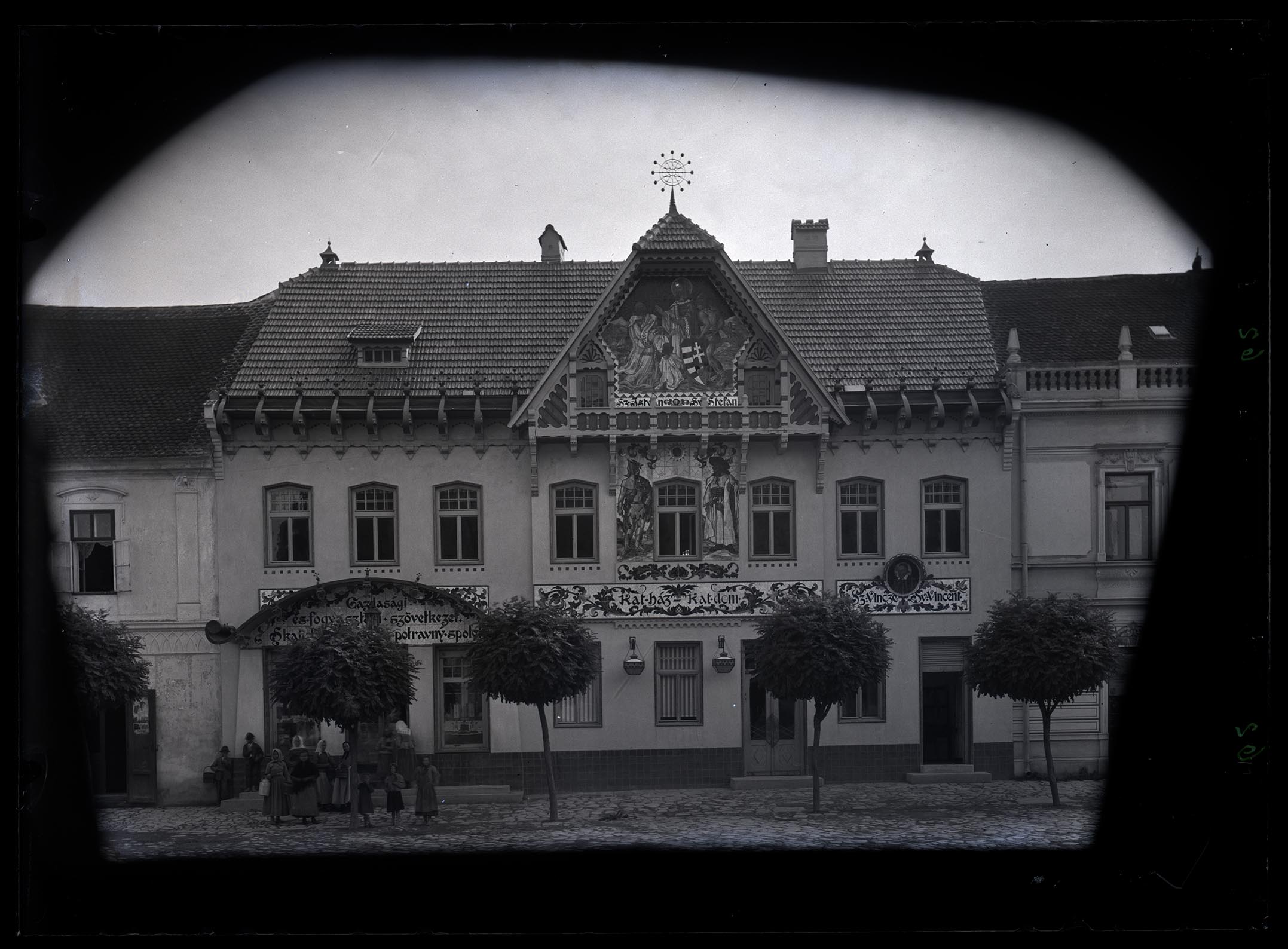 Náhledový obrázek Katolický dom v Uh. Skalici, arch. Dušan Jurkovič, 1905, secese, průčelí mozaiky M. Alše. - 1