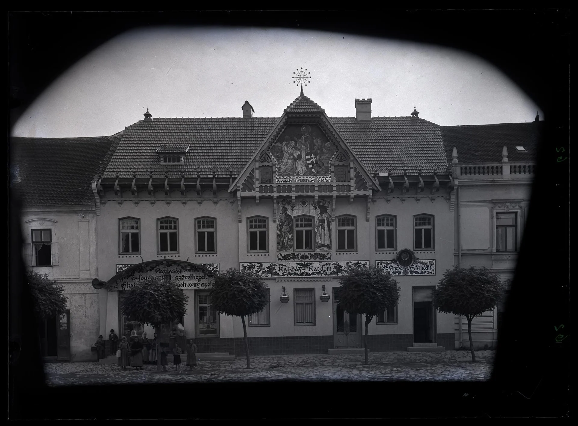 Obrázek Katolický dom v Uh. Skalici, arch. Dušan Jurkovič, 1905, secese, průčelí mozaiky M. Alše.