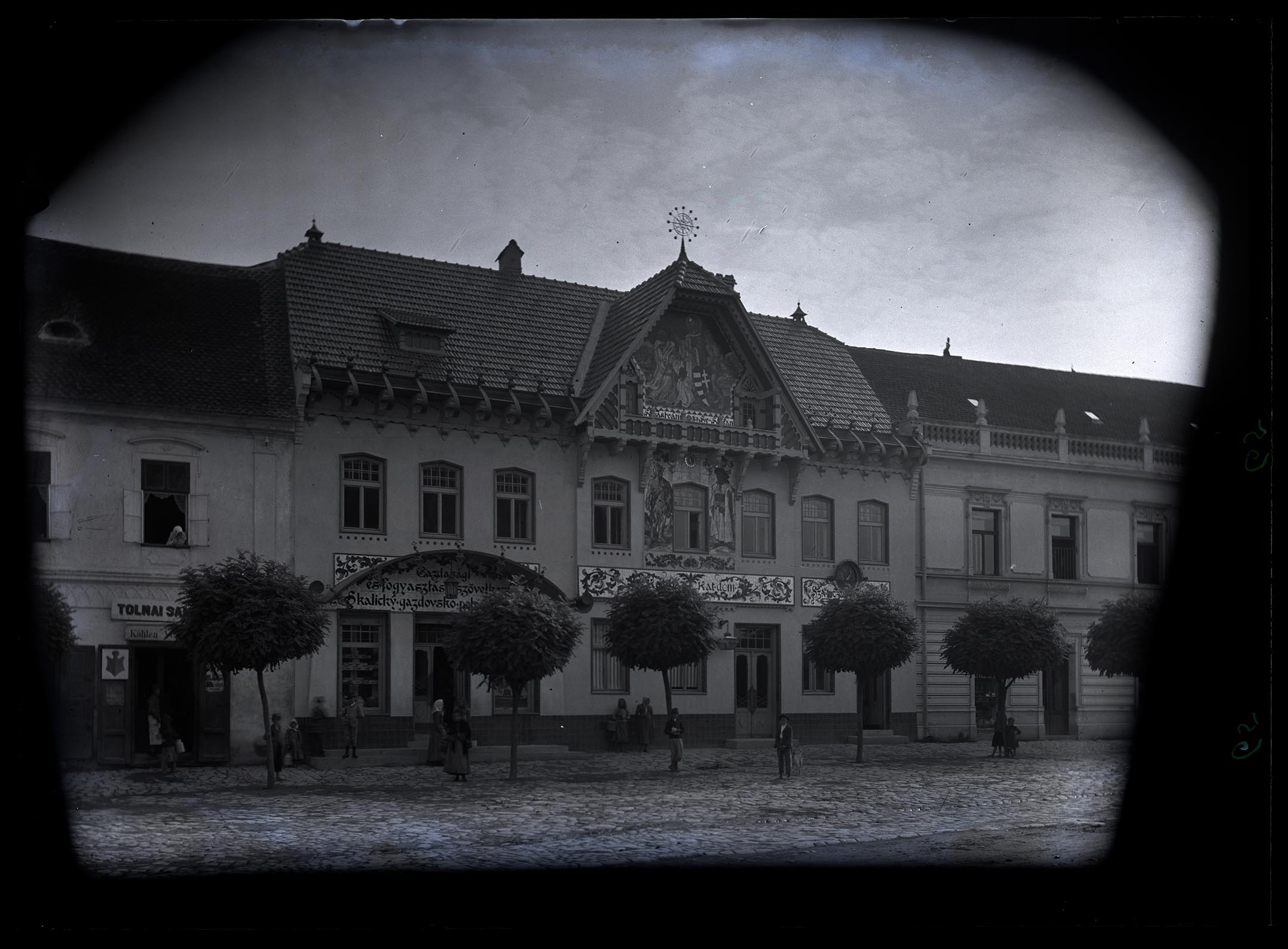 Náhledový obrázek Katolický dom v Uh. Skalici, arch. Dušan Jurkovič, 1905, secese, průčelí mozaiky M. Alše. - 1