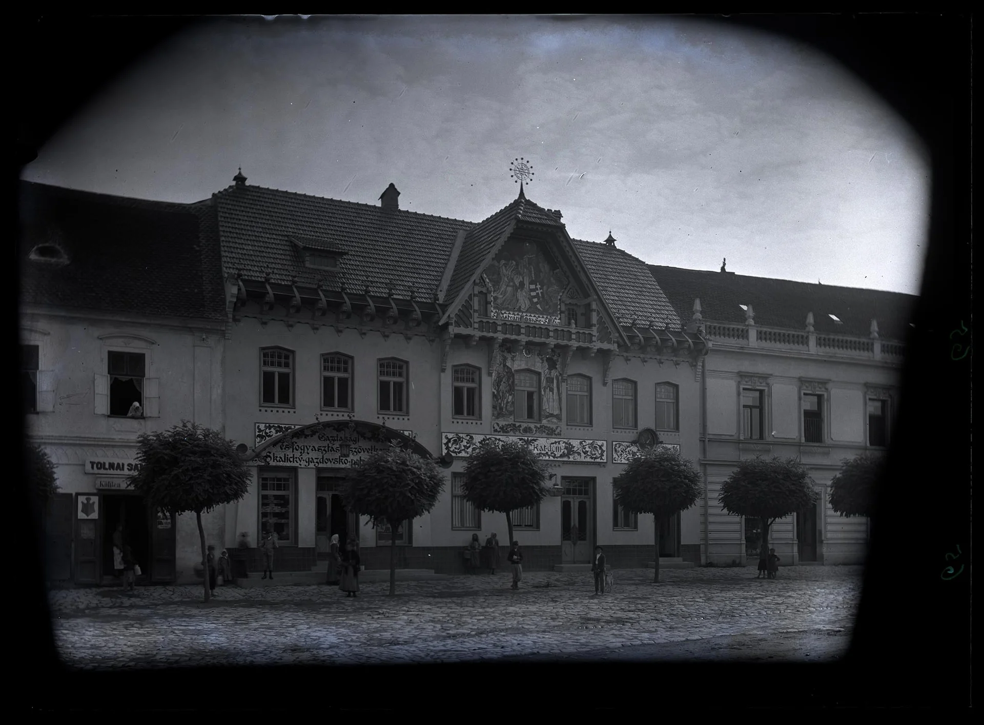 Obrázek Katolický dom v Uh. Skalici, arch. Dušan Jurkovič, 1905, secese, průčelí mozaiky M. Alše.