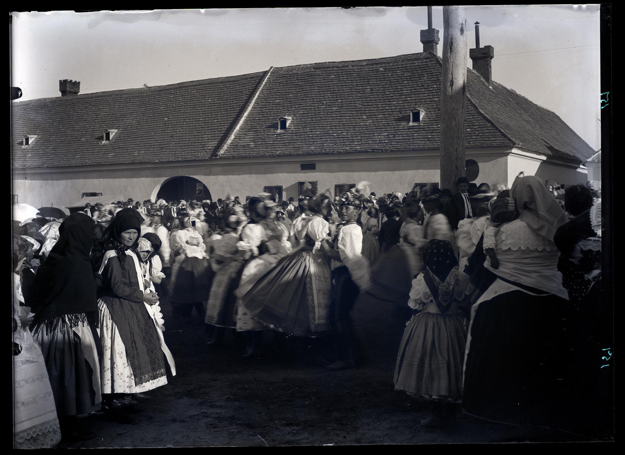 Náhledový obrázek "U máje" o hodech v Lanžhotě, tančící krojované páry, v pozadí hostinec - 1