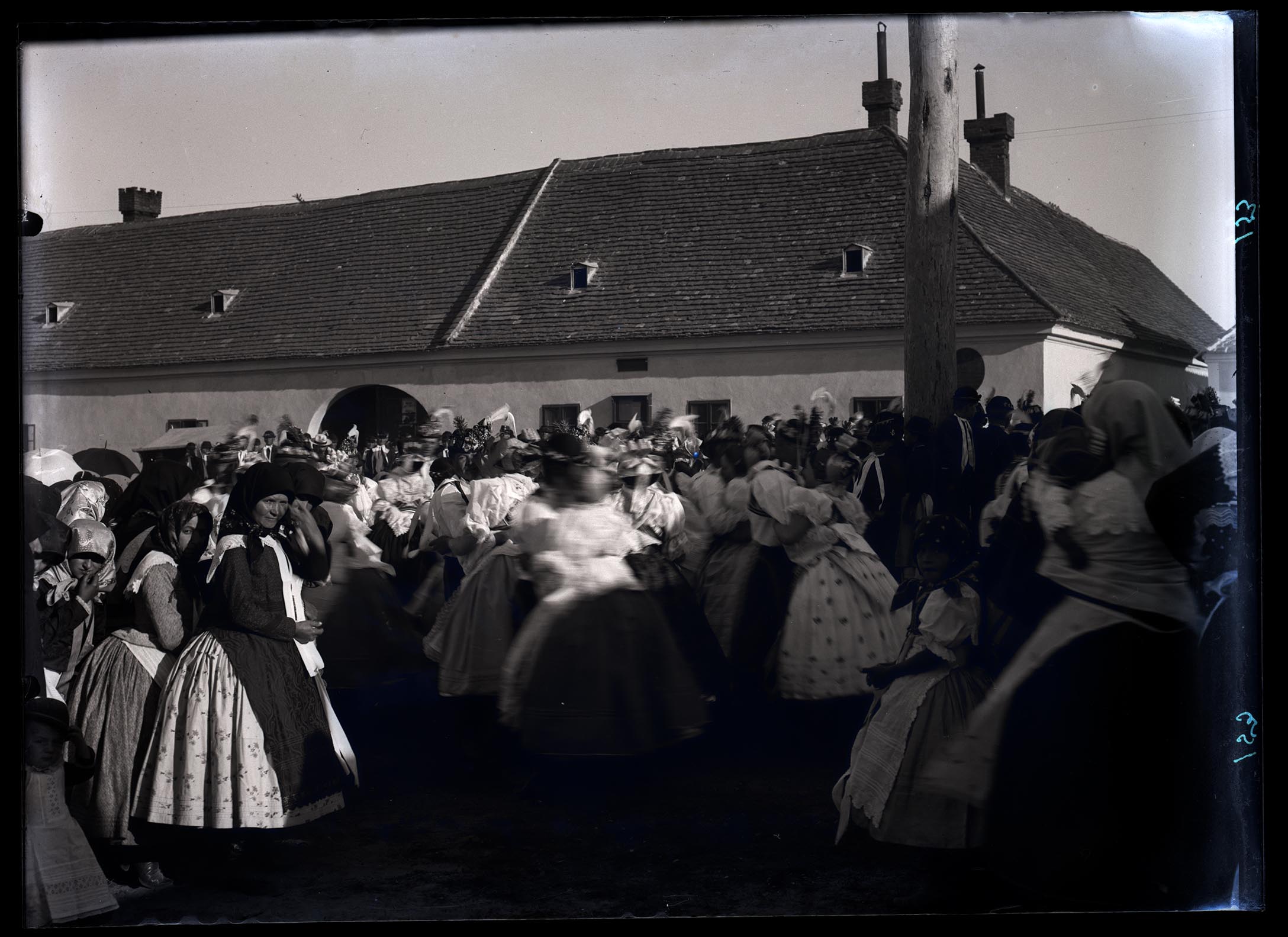 Náhledový obrázek "U máje" o hodech v Lanžhotě, tančící krojované páry, v pozadí hostinec - 1
