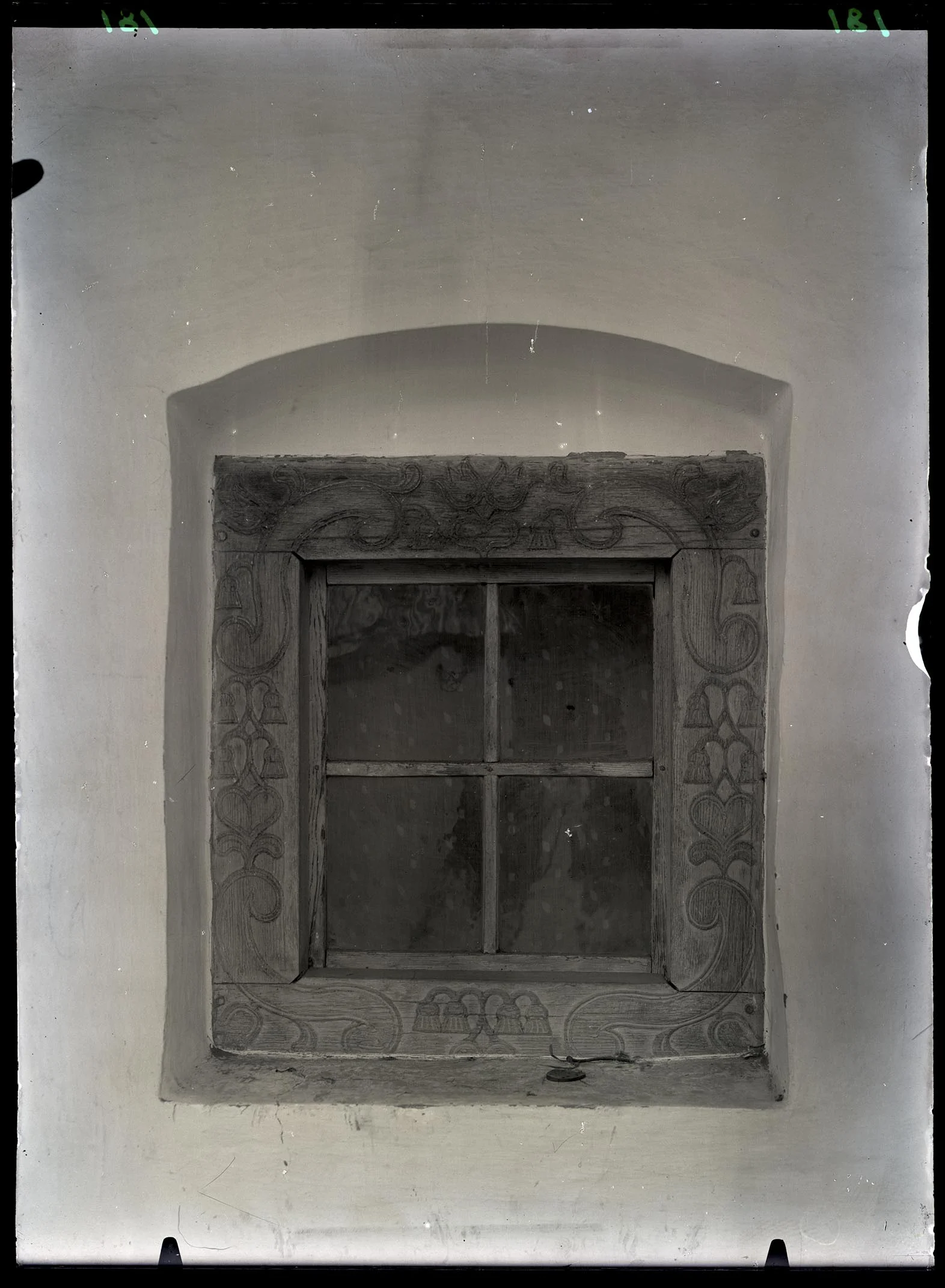 Obrázek Okénko s malovanou špaletou z Čataje z roku 1854 (proti pastvině).