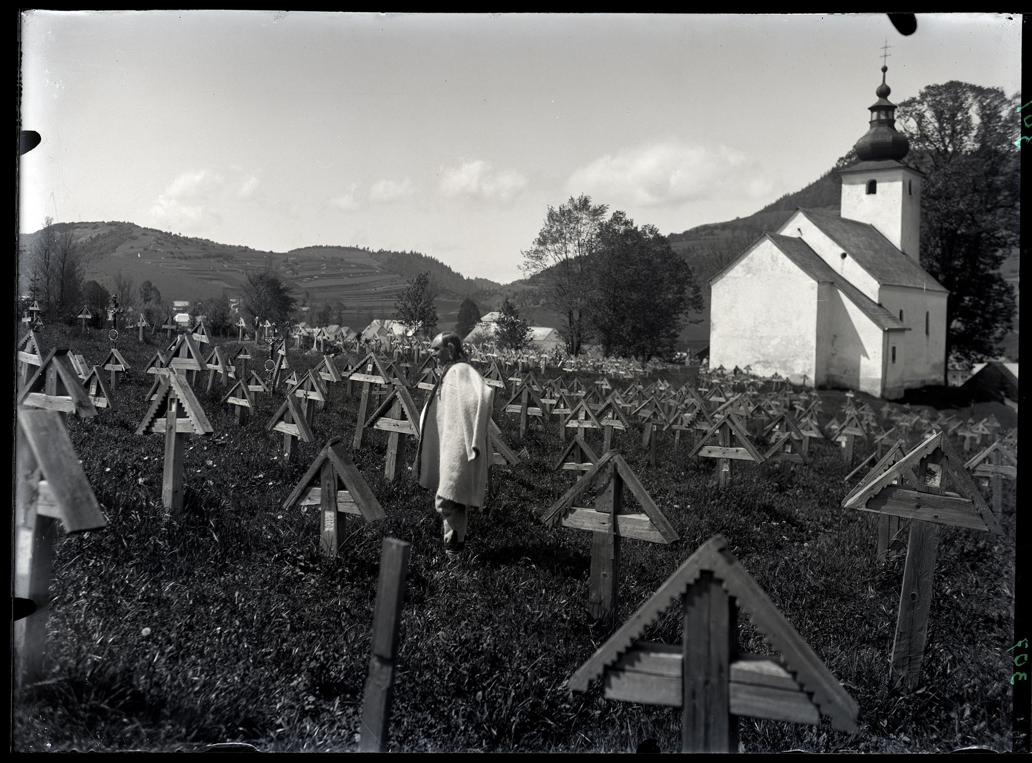 Náhledový obrázek Na hřbitově v Čičmanech. Starý Hamala, kolem dřevěné řezbované kříže z konce 19. stol. - 1