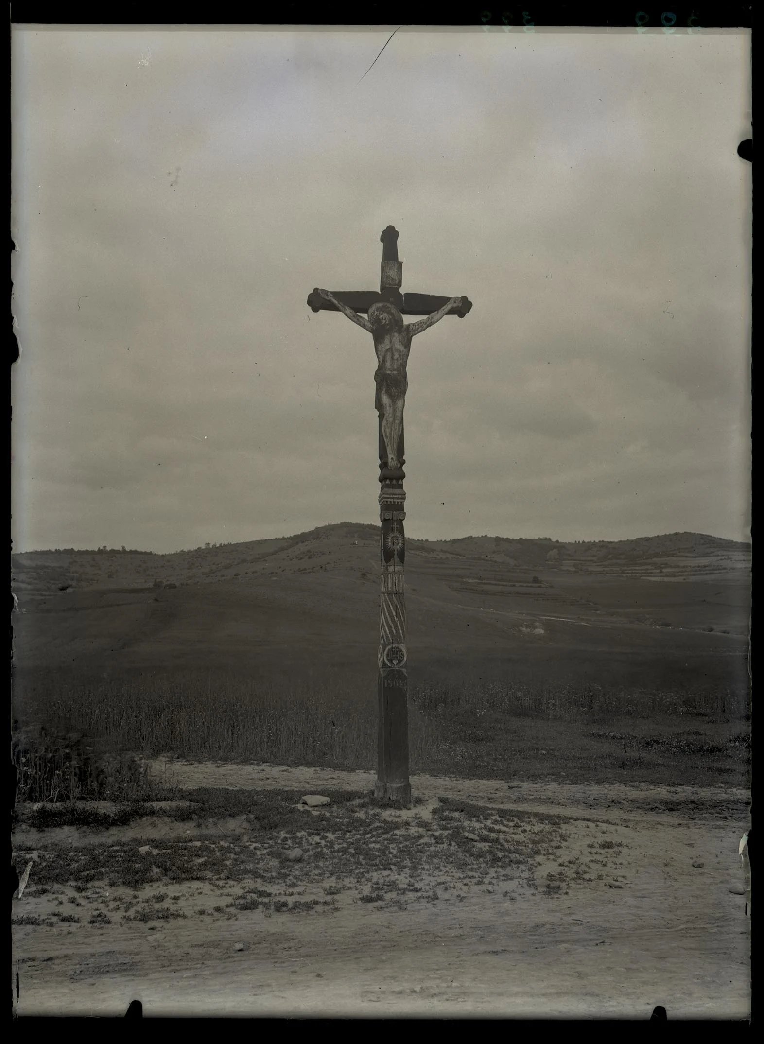 Obrázek Kríž cestní, dřevěný na hradskej (silnice) ku Detvě (Zvolen).