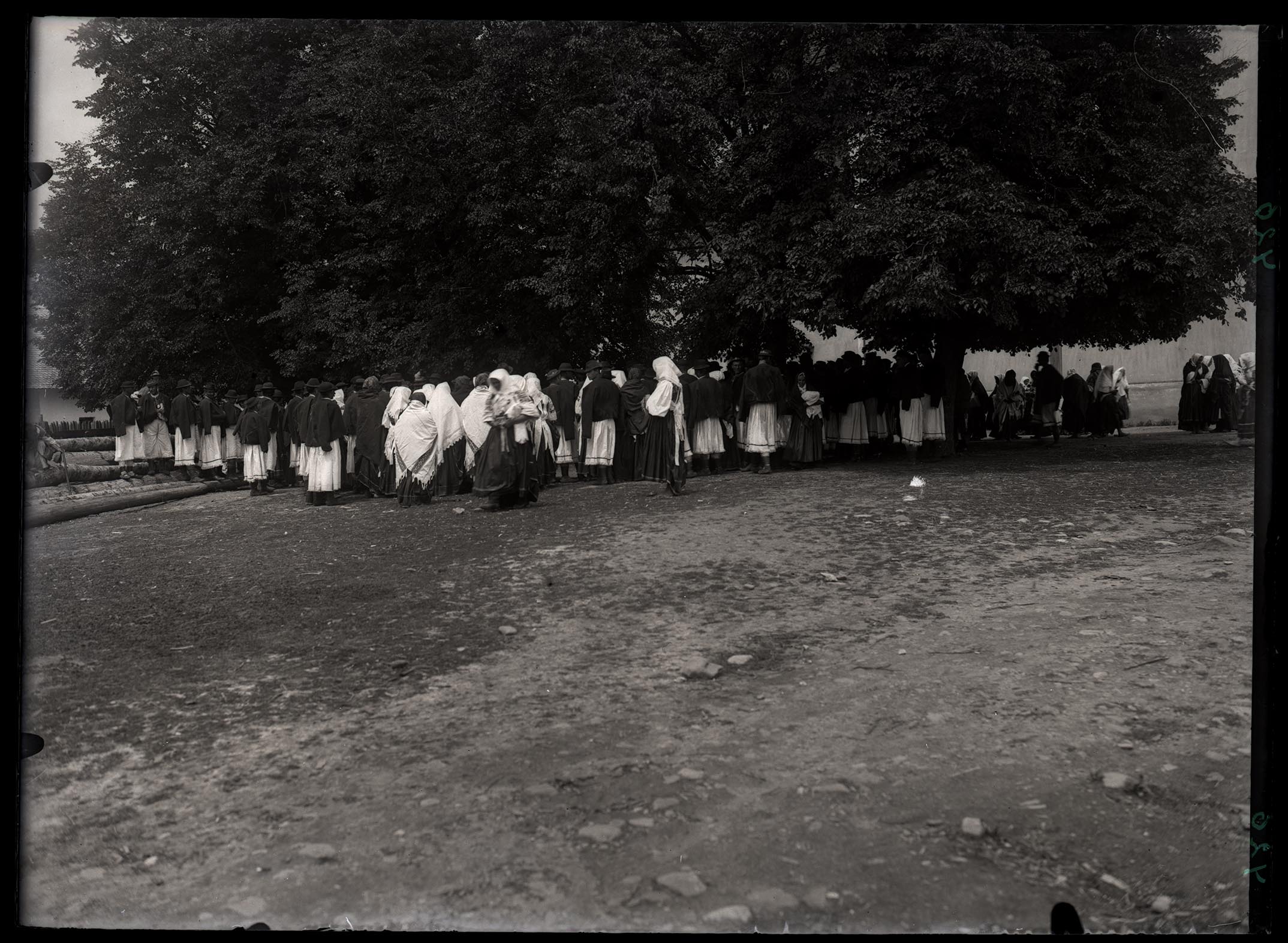 Náhledový obrázek Rychtář Babic ohlašuje po mši před kostelem ve Svatodušní pondělí 1908 "čo se bude robi!". - 1