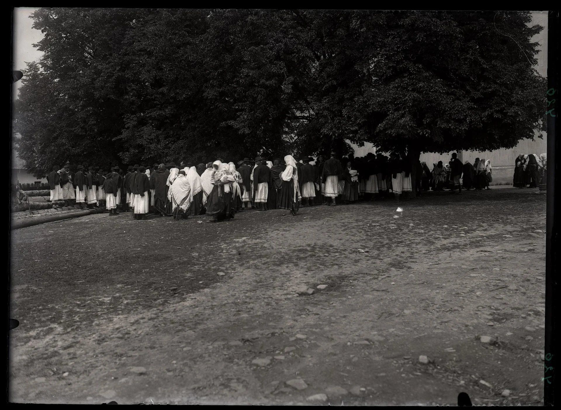 Obrázek Rychtář Babic ohlašuje po mši před kostelem ve Svatodušní pondělí 1908 "čo se bude robi!".