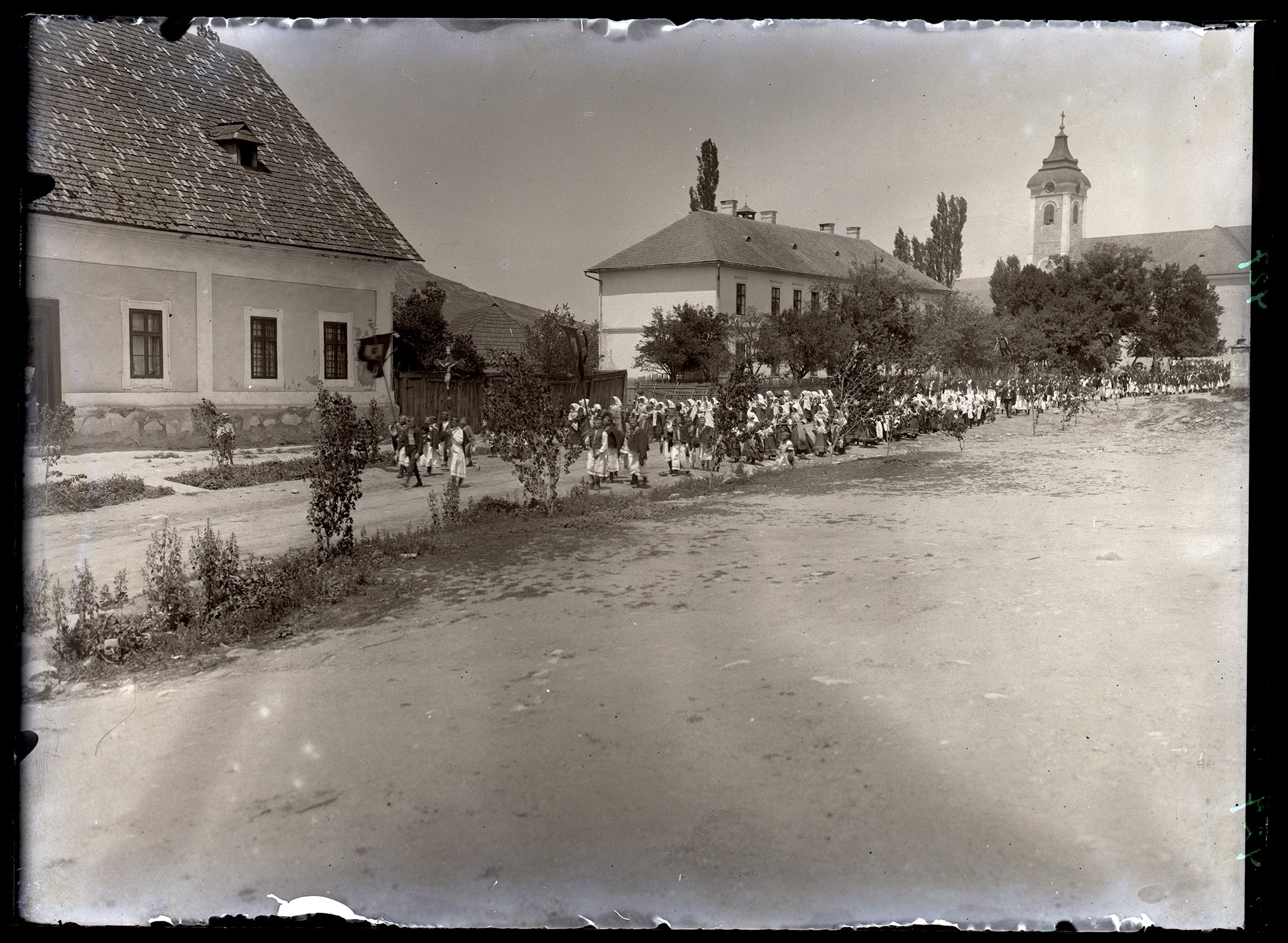 Náhledový obrázek "O Božím těle" v Detvě (začátek průvodu do dolní části městečka), v pozadí kostel. - 1