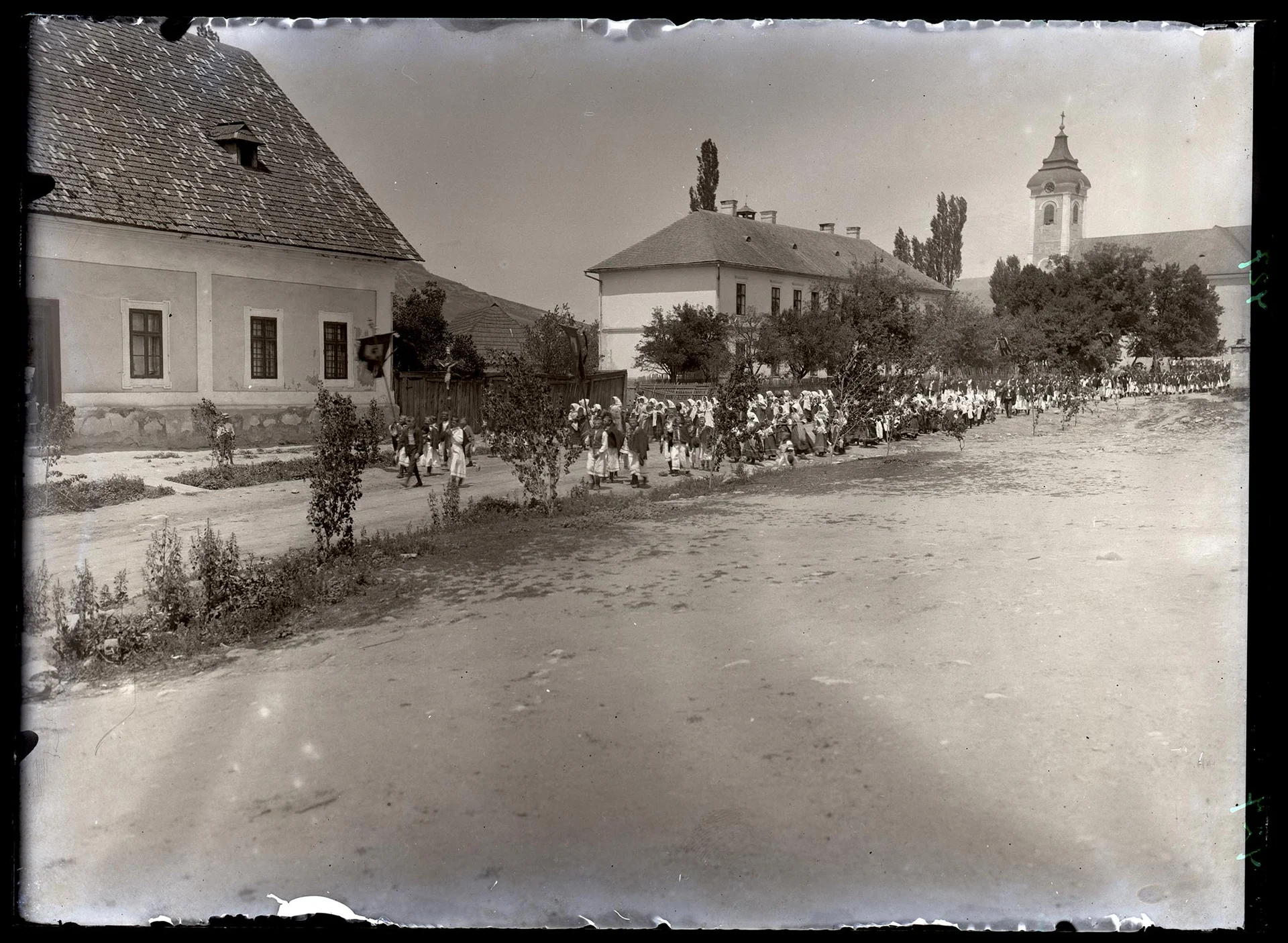 Obrázek "O Božím těle" v Detvě (začátek průvodu do dolní části městečka), v pozadí kostel.
