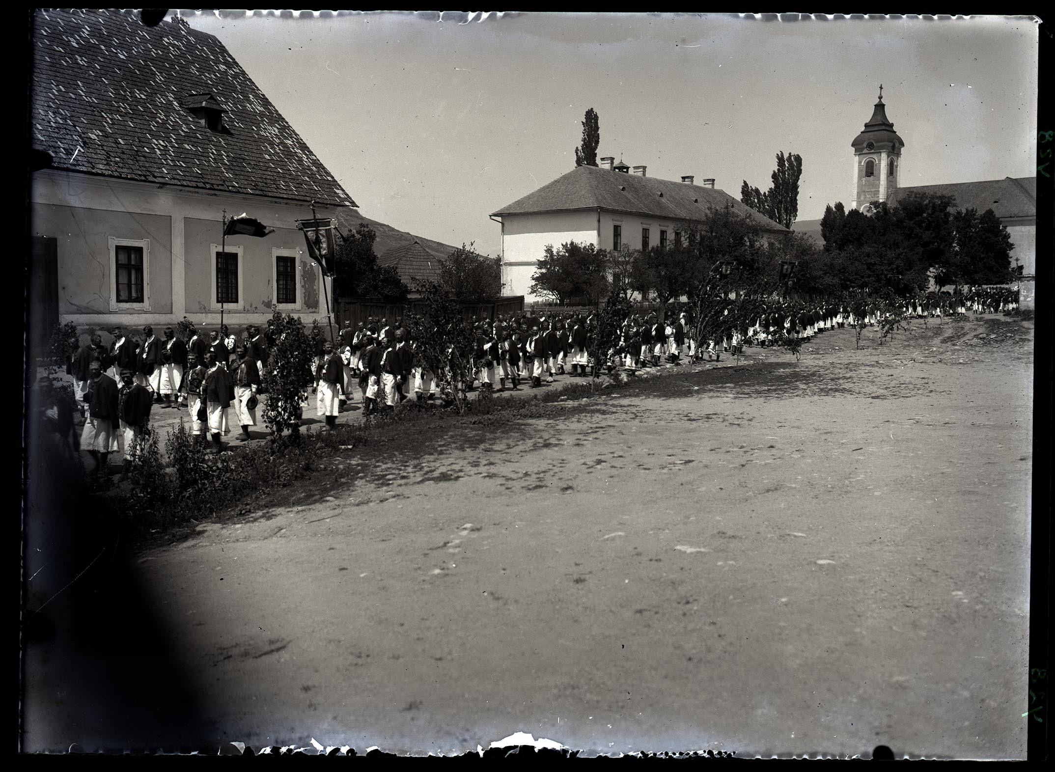 Náhledový obrázek "O Božím těle" v Detvě (začátek průvodu do dolní části městečka), v pozadí kostel. - 1