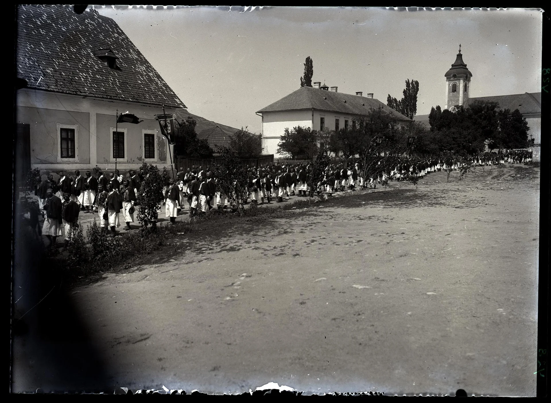 Obrázek "O Božím těle" v Detvě (začátek průvodu do dolní části městečka), v pozadí kostel.