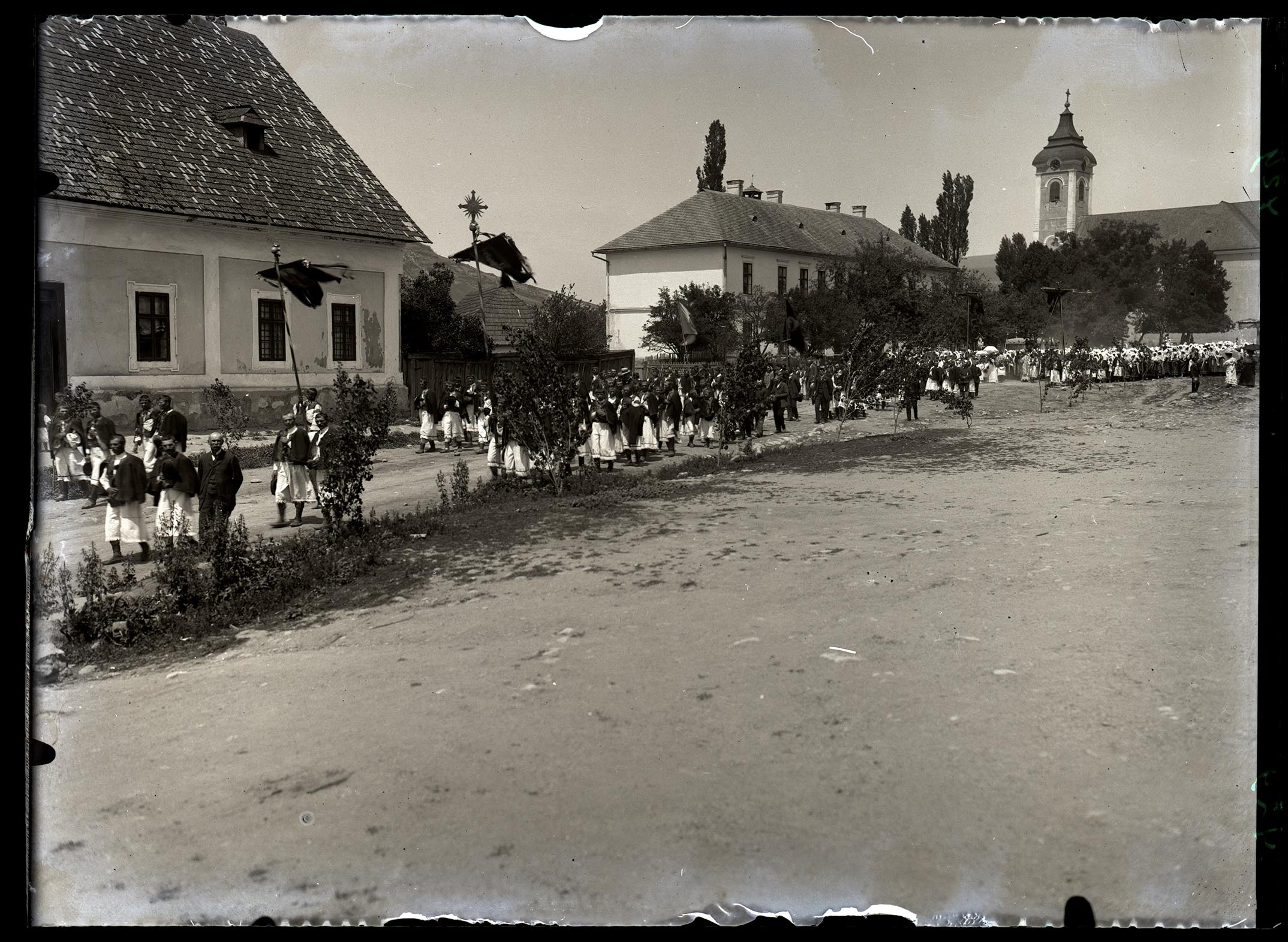 Náhledový obrázek "O Božím těle" v Detvě (pokračování průvodu do dolní části městečka), v pozadí kostel. - 1
