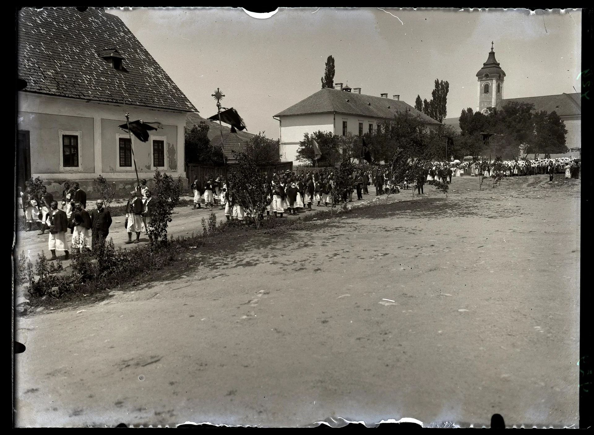Obrázek "O Božím těle" v Detvě (pokračování průvodu do dolní části městečka), v pozadí kostel.