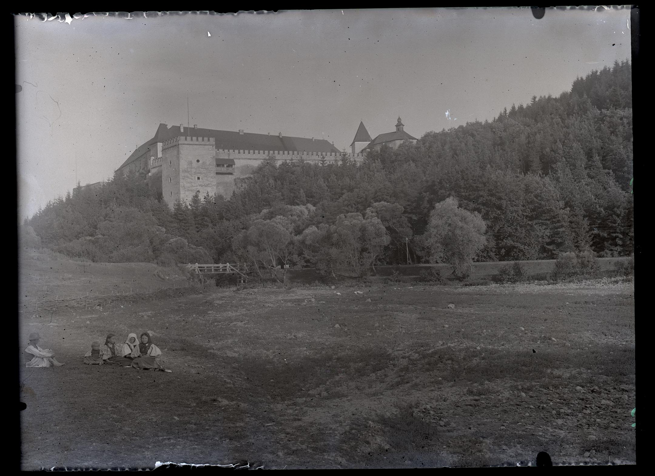 Náhledový obrázek Zámek Víglaš na Detvě (panství Dětva), 13. stol., ve 14. stol. přestavěn, 16. stol. opevněn, 2 věže, 1891 restaurován. - 1