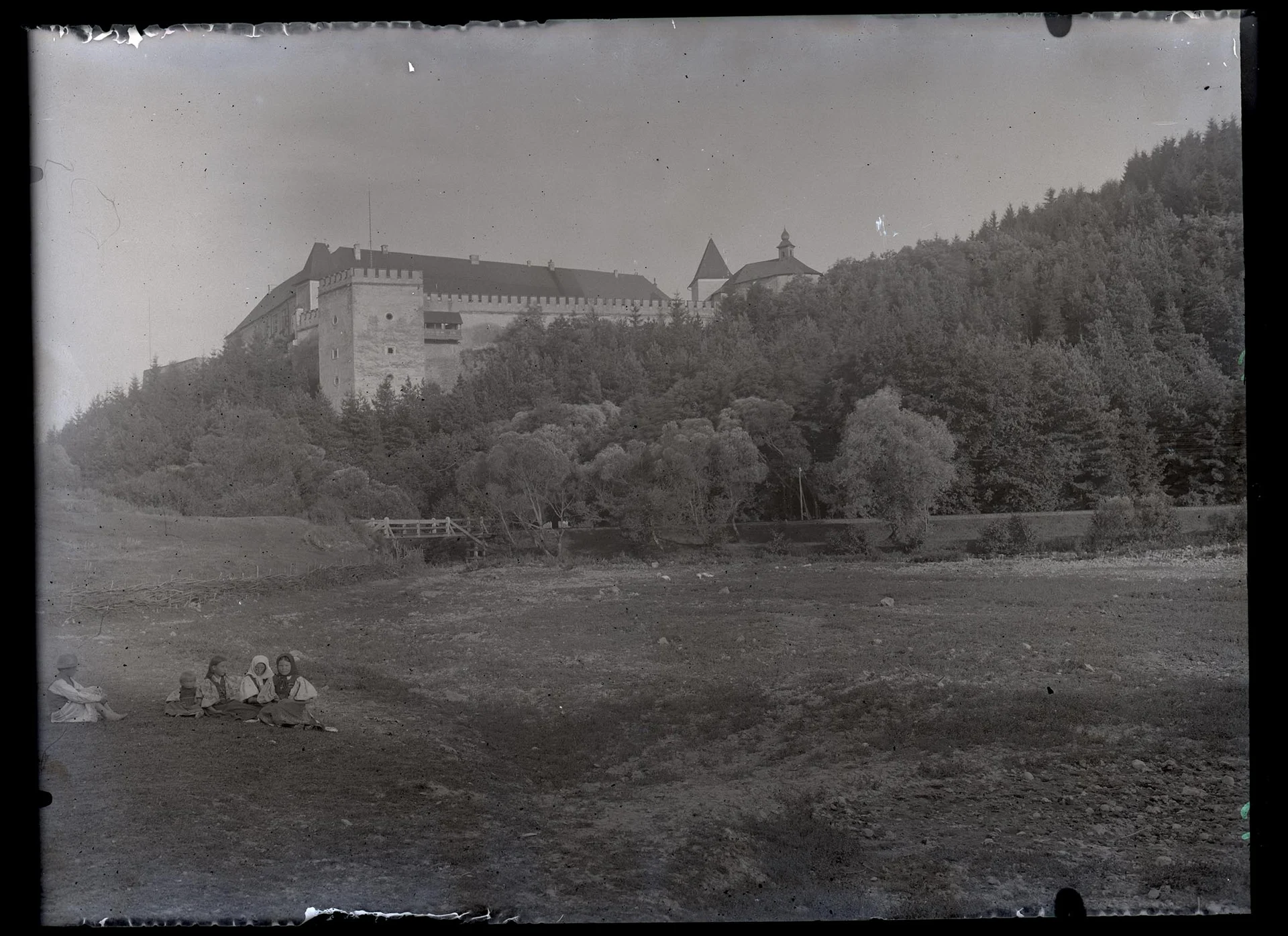 Obrázek Zámek Víglaš na Detvě (panství Dětva), 13. stol., ve 14. stol. přestavěn, 16. stol. opevněn, 2 věže, 1891 restaurován.