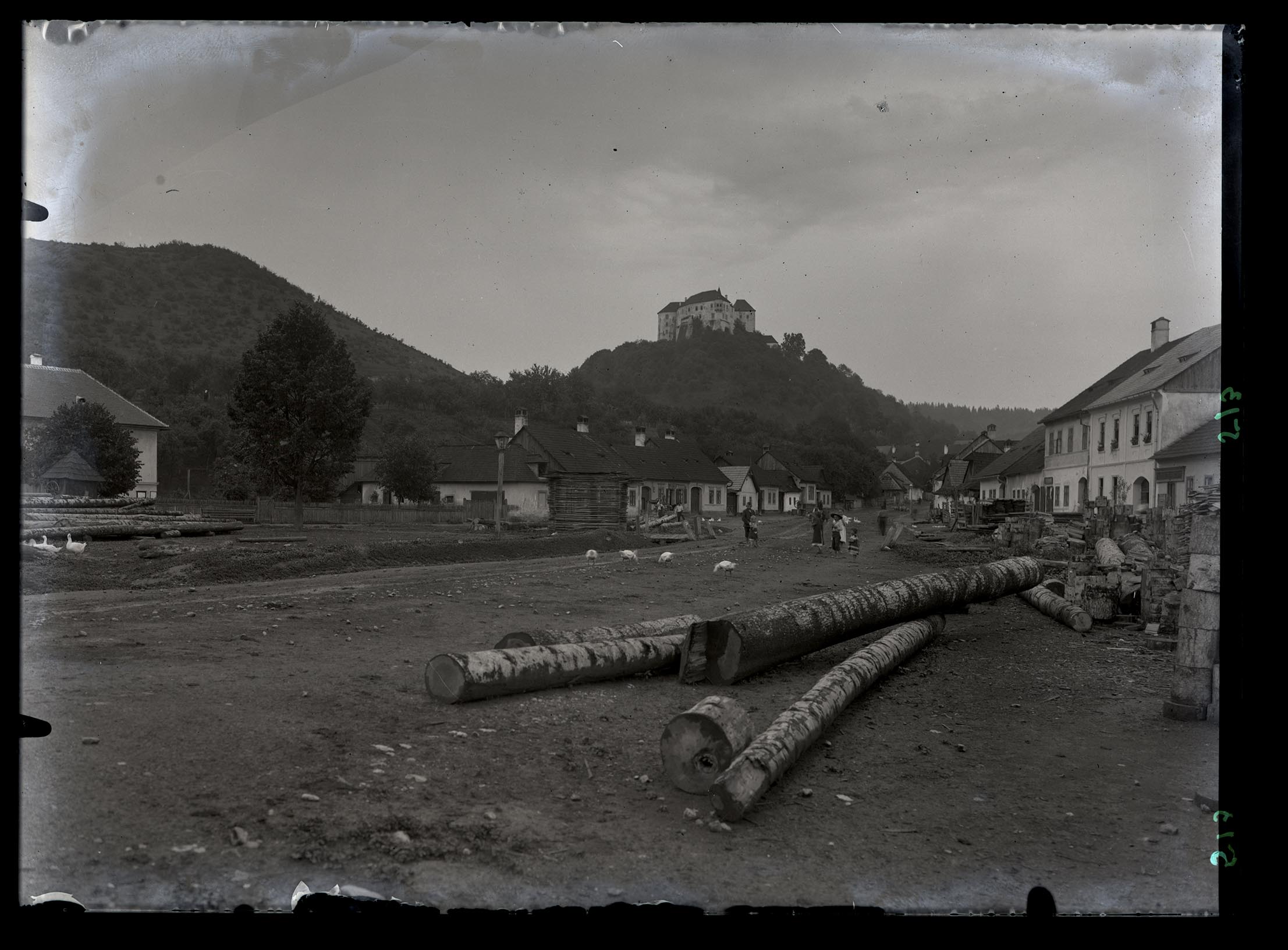 Náhledový obrázek Pohled z městečka na zámek, původní hrad ze 13. stol, úpravy ze 17. stol., 1860 požár, poté po úpravách sirotčinec - 1
