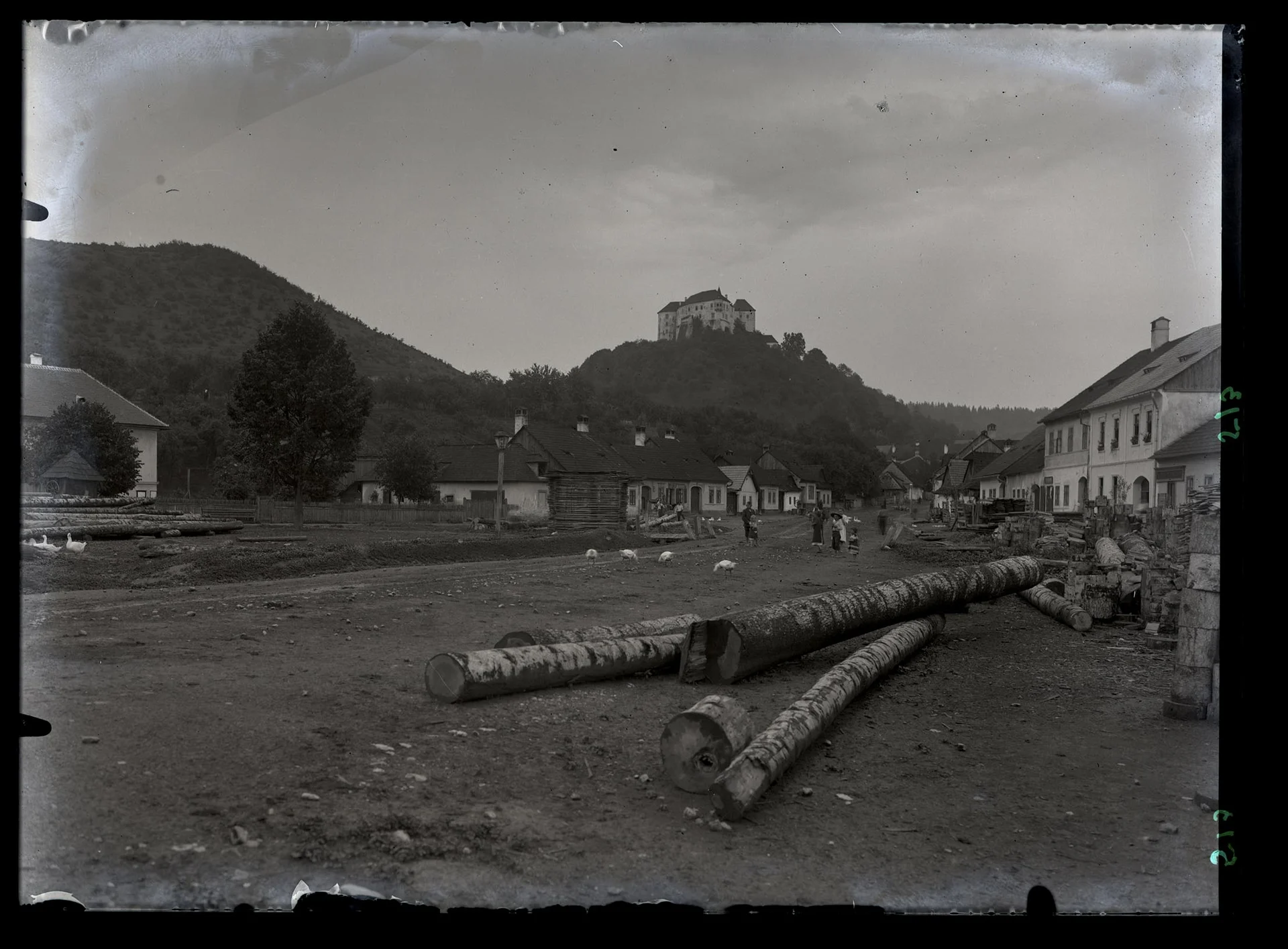 Obrázek Pohled z městečka na zámek, původní hrad ze 13. stol, úpravy ze 17. stol., 1860 požár, poté po úpravách sirotčinec