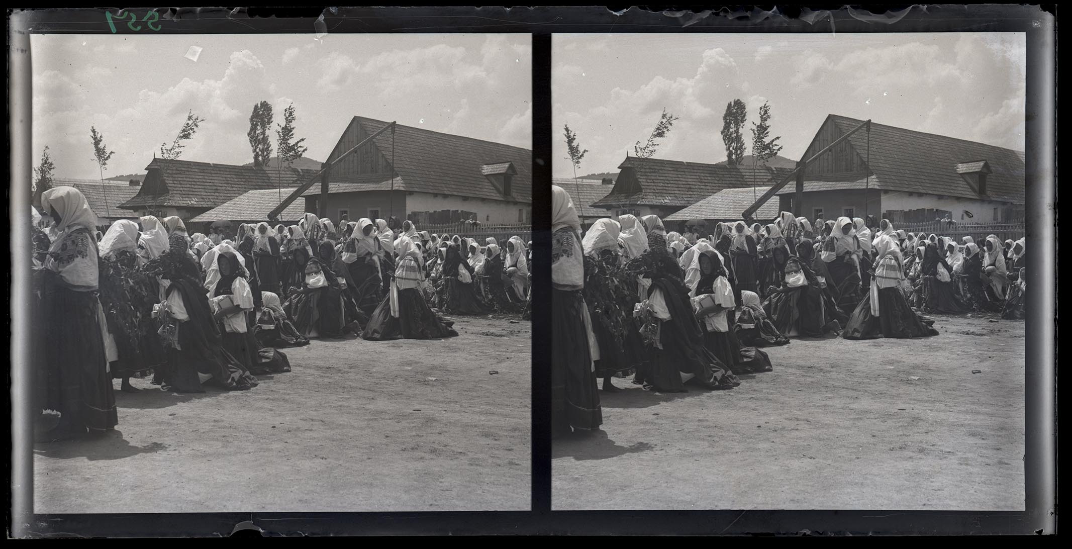 Náhledový obrázek "O Božím těle", v pozadí vesnické sídlo,vahadlová studna - 1